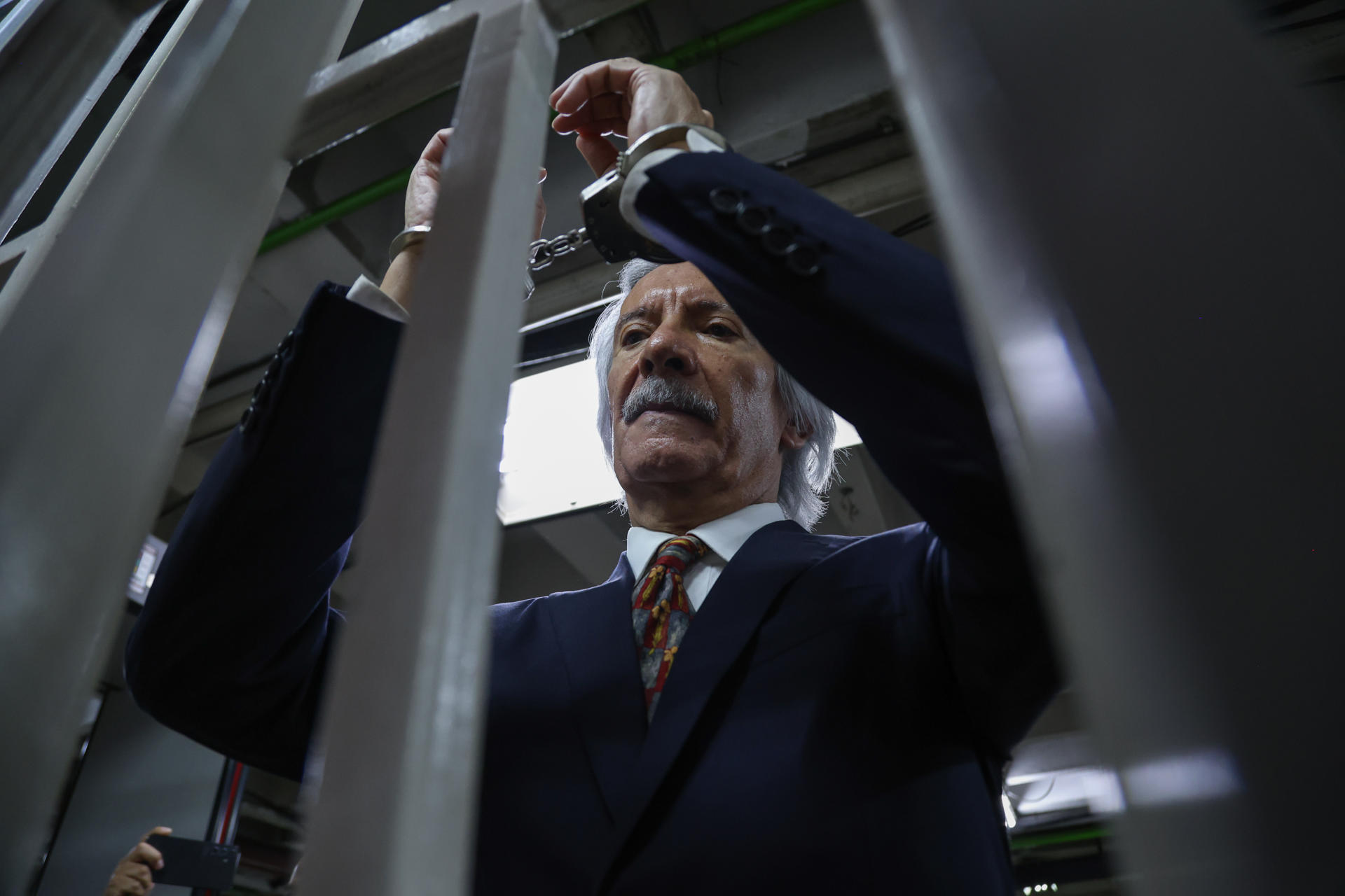 Hijo de periodista Zamora Marroquín califica de “ilegal” su regreso a prisión en Guatemala