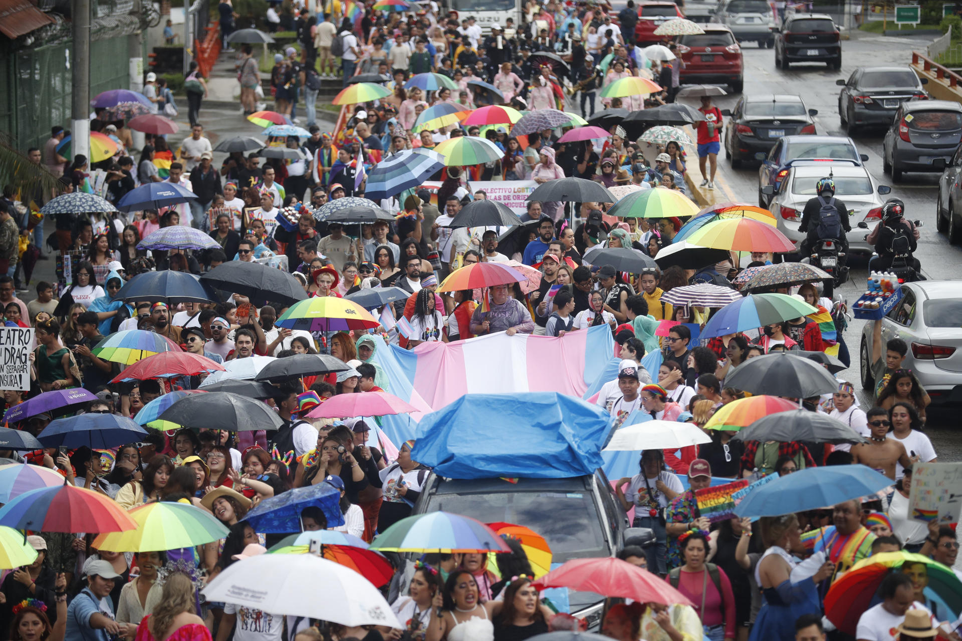 La comunidad LGTBI salvadoreña marcha en «momentos complicados» y pide respeto a derechos