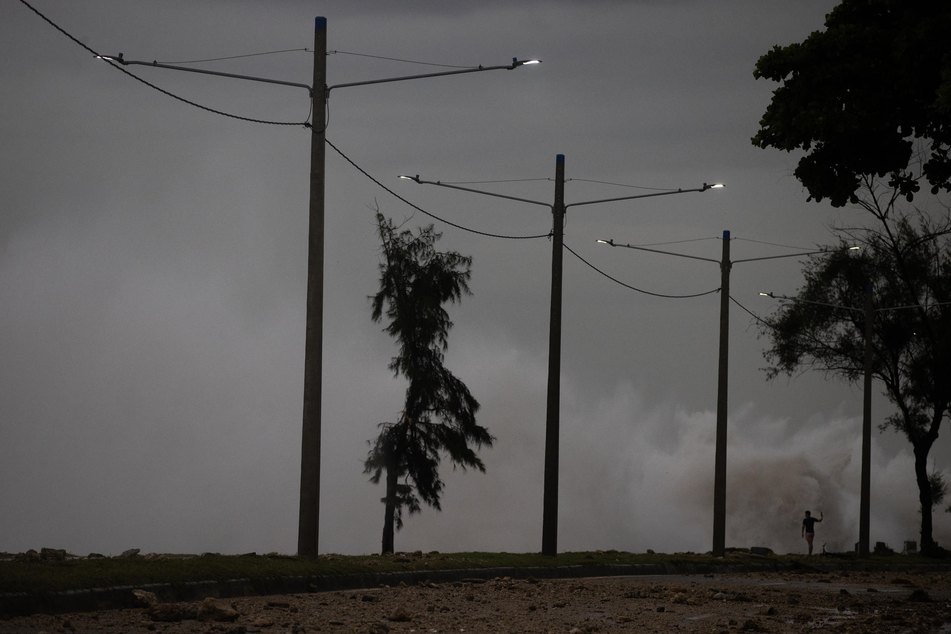 Miles de personas sin luz en República Dominicana a causa de los efectos del huracán Beryl