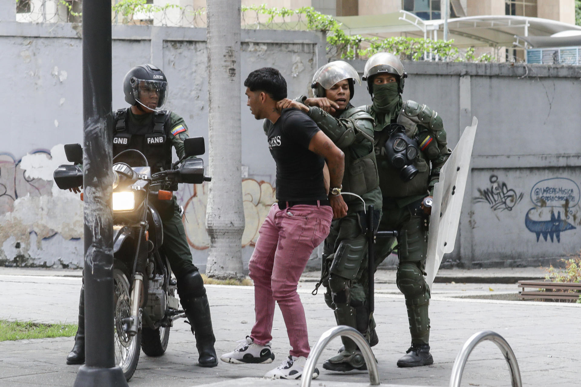 Maduro ordena encerrar en dos cárceles a detenidos en protestas contra resultado electoral