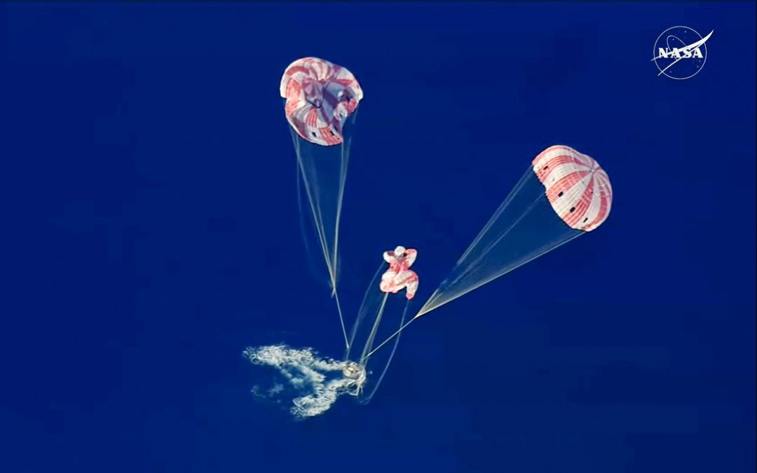 Ameriza en el Pacífico la cápsula tripulada de Artemis II con ayuda de paracaídas