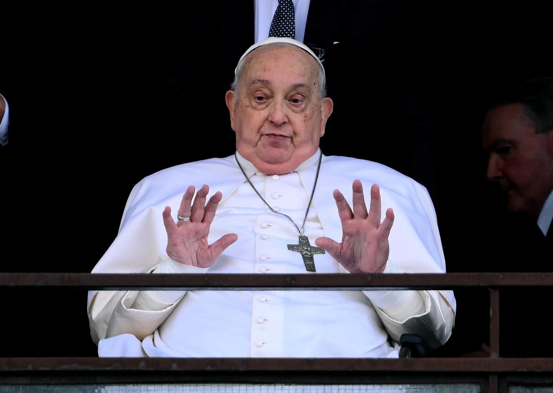 El papa continúa mejorando mientras sigue su ‘aislamiento’ en Santa Marta
