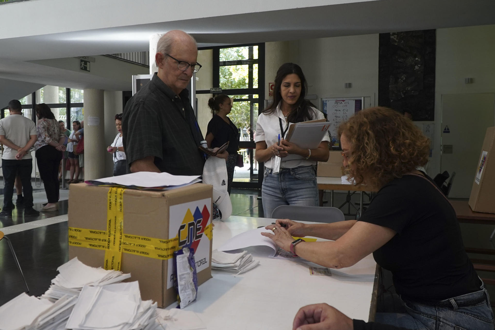 Miles de venezolanos votaron en España en una jornada sin incidentes y con aires de cambio
