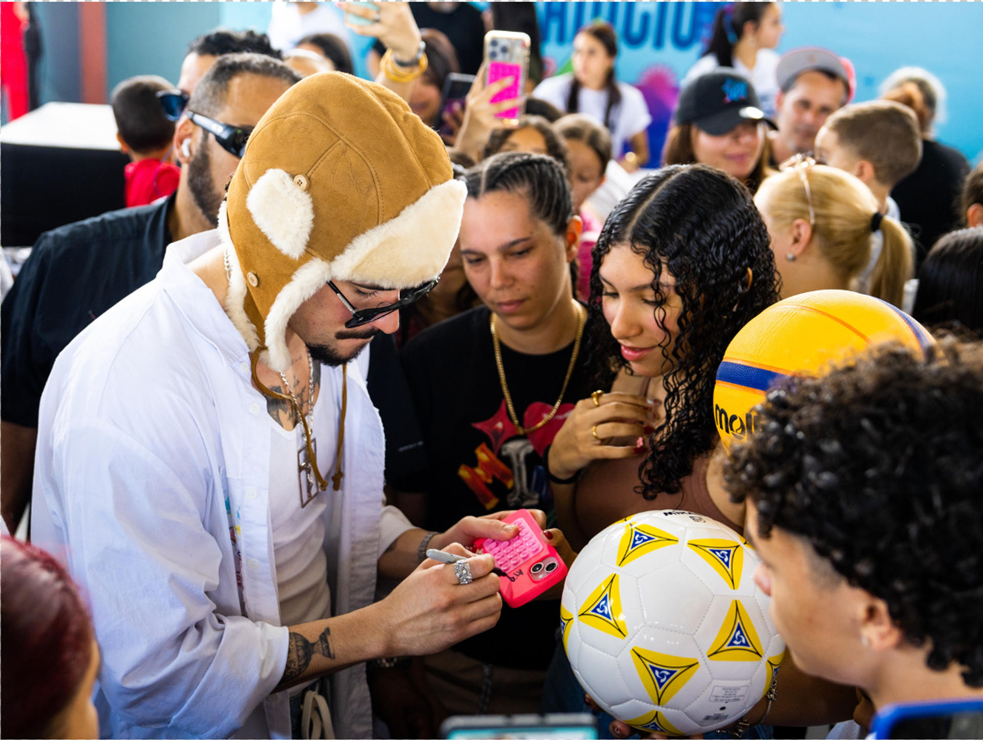 Bad Bunny entrega piezas musicales, deportivas y de arte para que niños logren sus sueños