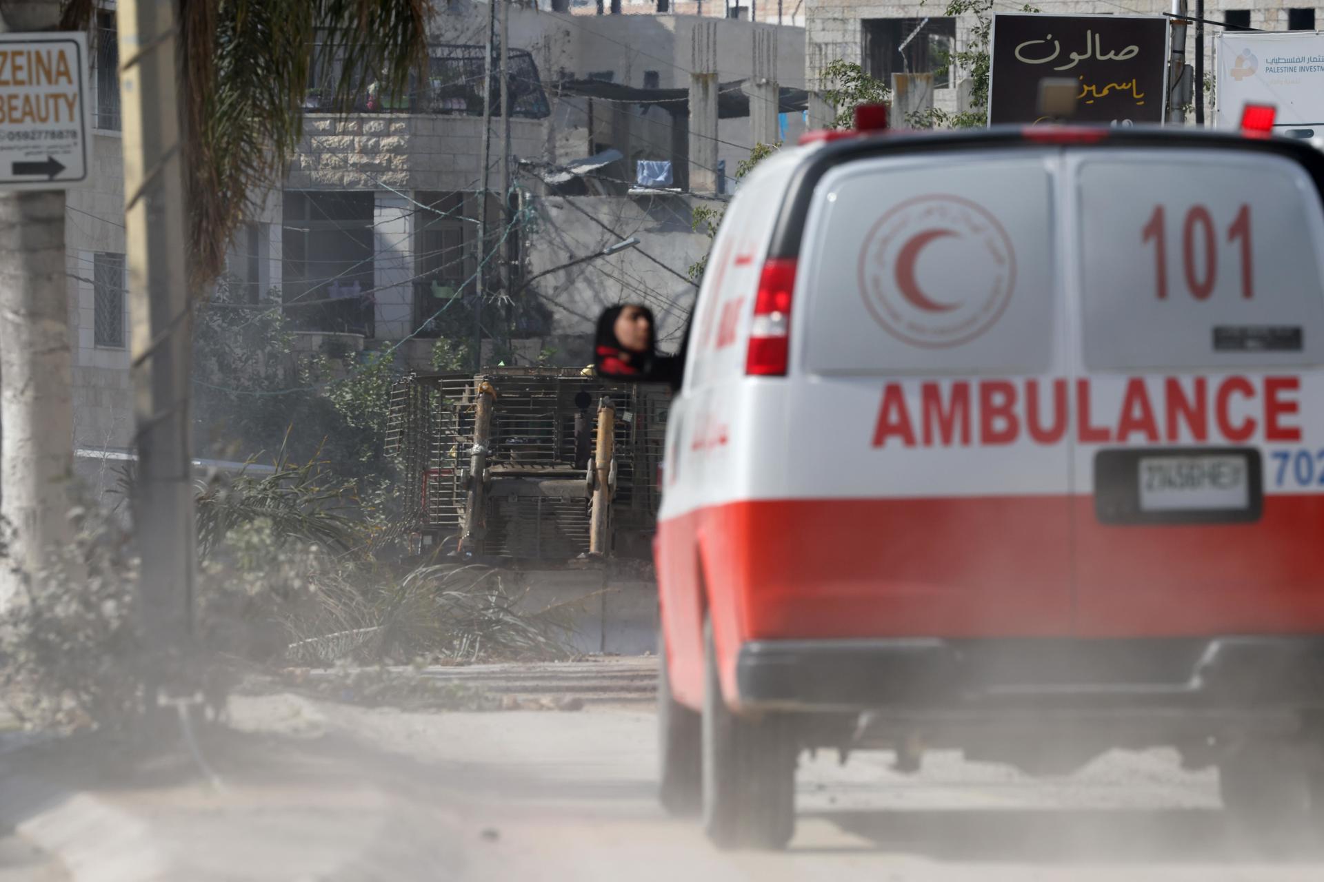 La Media Luna Roja denuncia que cuatro ambulancias están en paradero desconocido en Gaza tras el asedio israelí