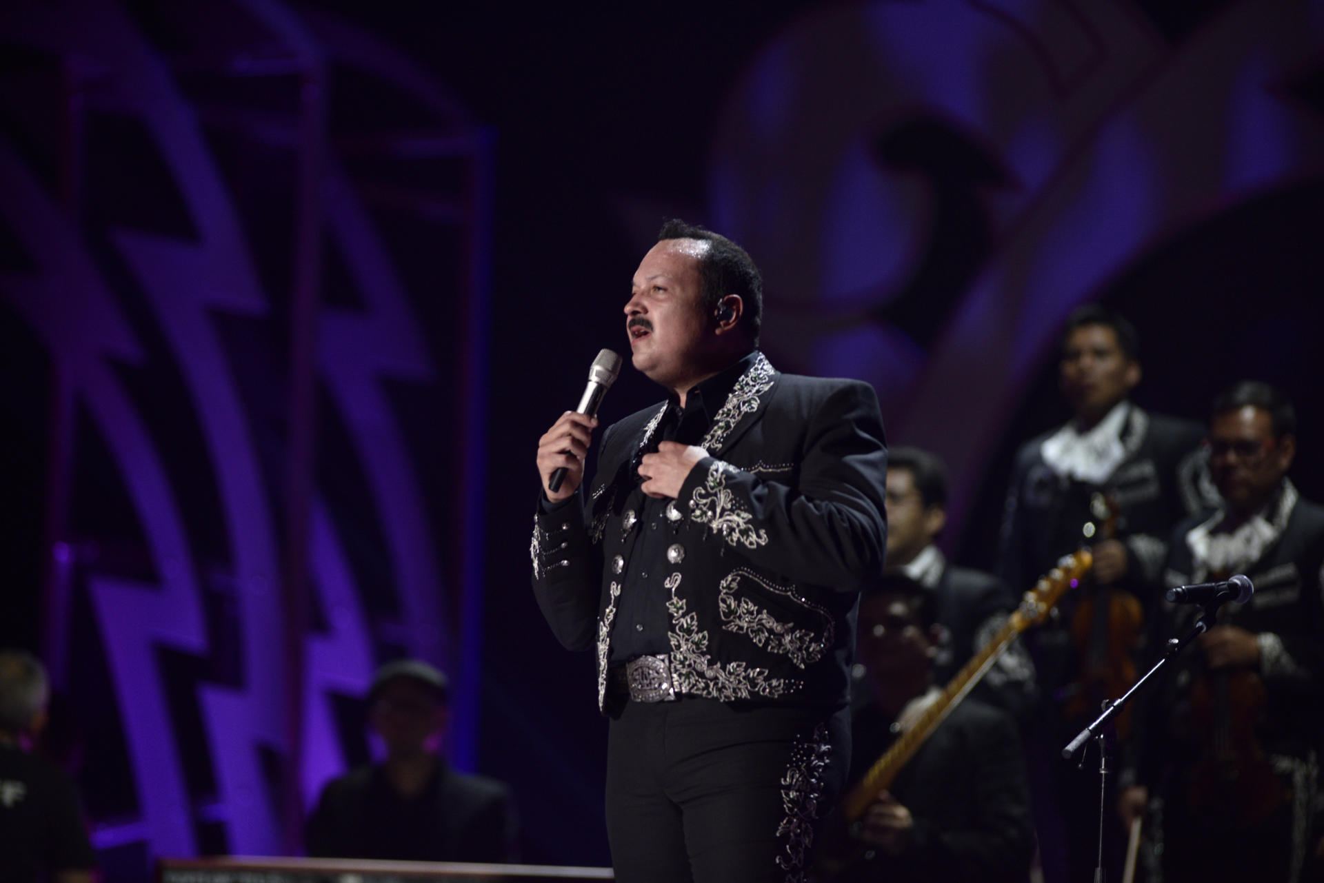 «A caballo y con música», Pepe Aguilar responde a las políticas migratorias de EE.UU.