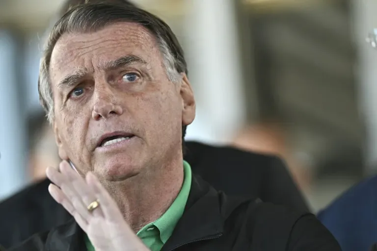 Bolsonaro es trasladado a un hospital tras sentirse mal en la cárcel
