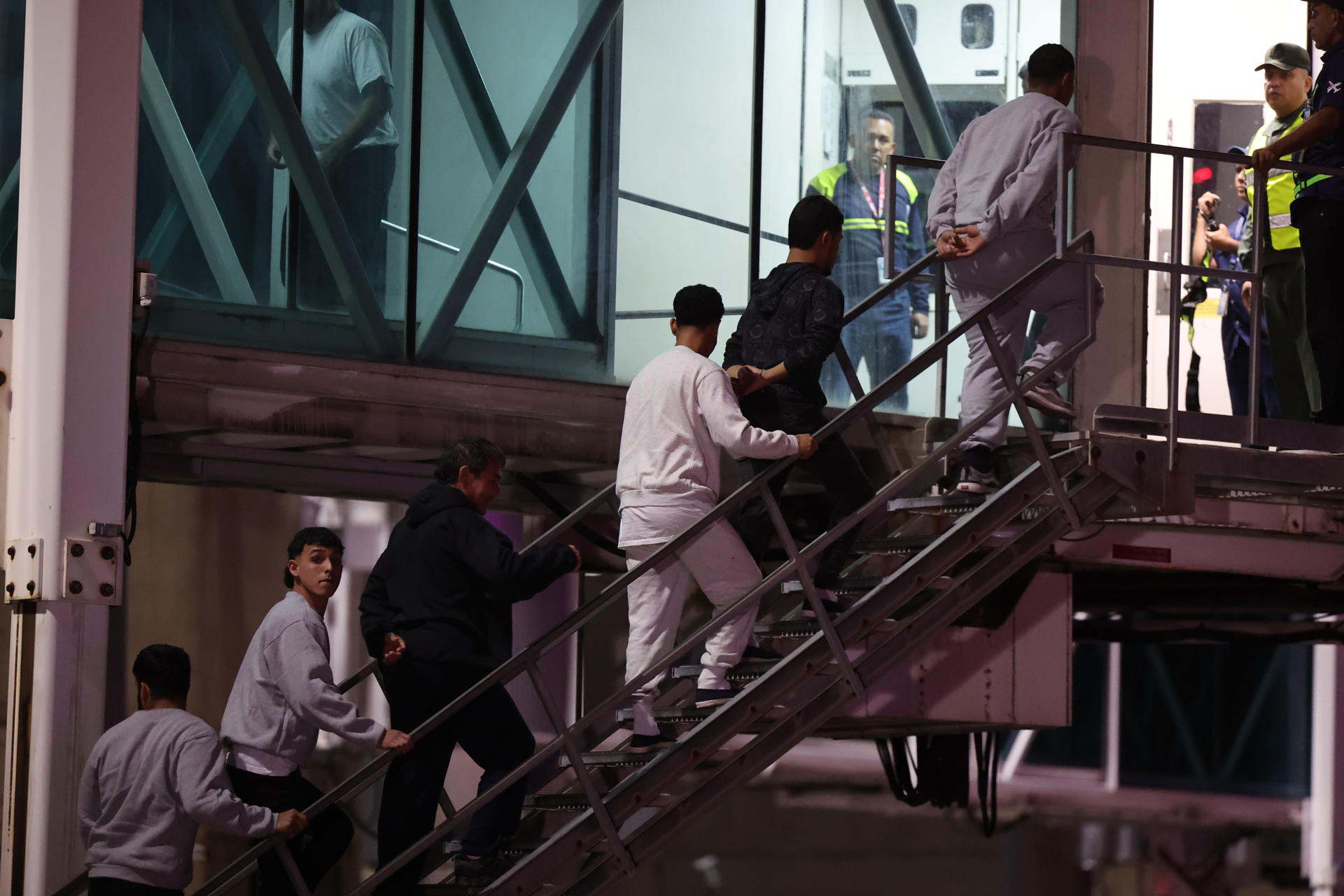 El Tribunal Supremo permite al Gobierno de Trump deportar a venezolanos de manera sumaria