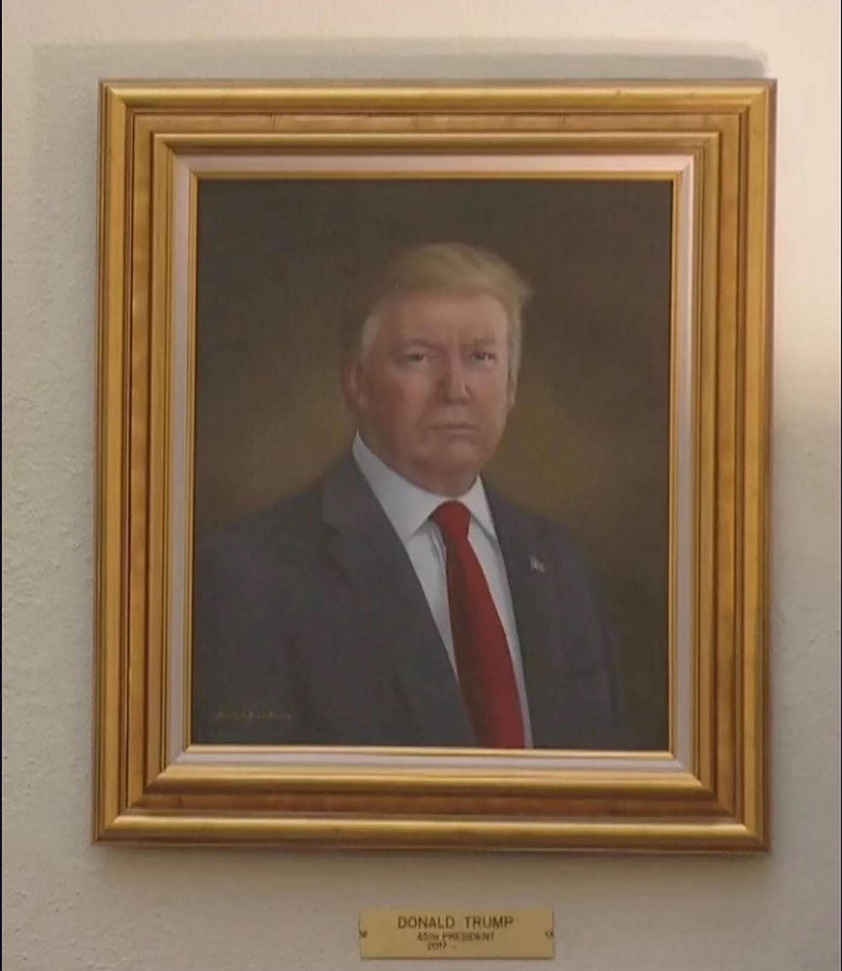 Trump acusa al gobernador de Colorado de exhibir un retrato suyo «desfigurado a propósito»