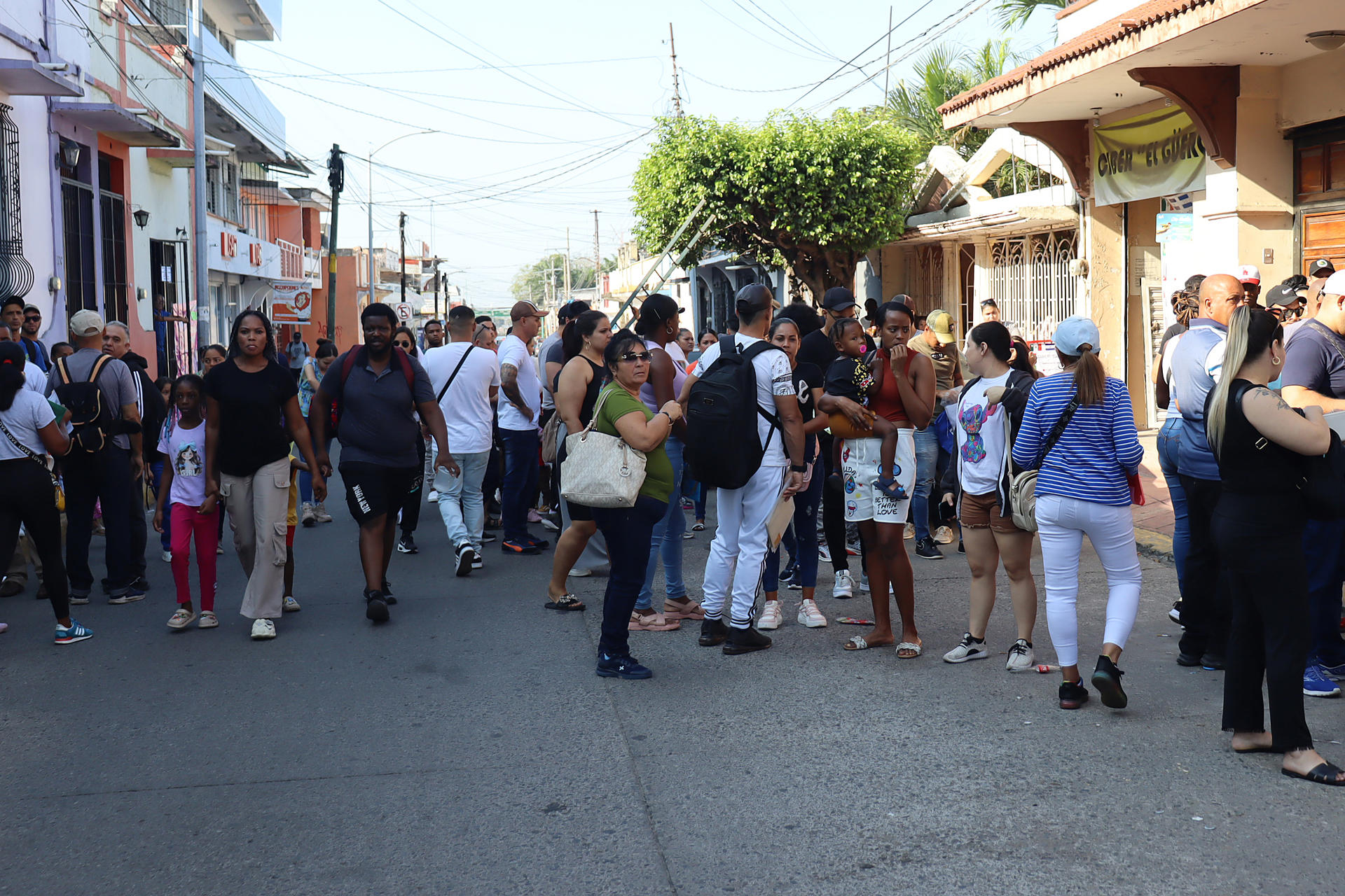 Tras duras medidas migratorias de Trump, miles de migrantes buscan asilo en sur de México