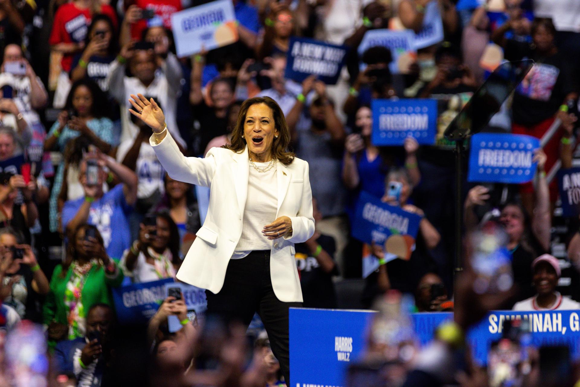 Harris borra la ventaja de Trump en estados clave, pero se mantiene en el empate técnico