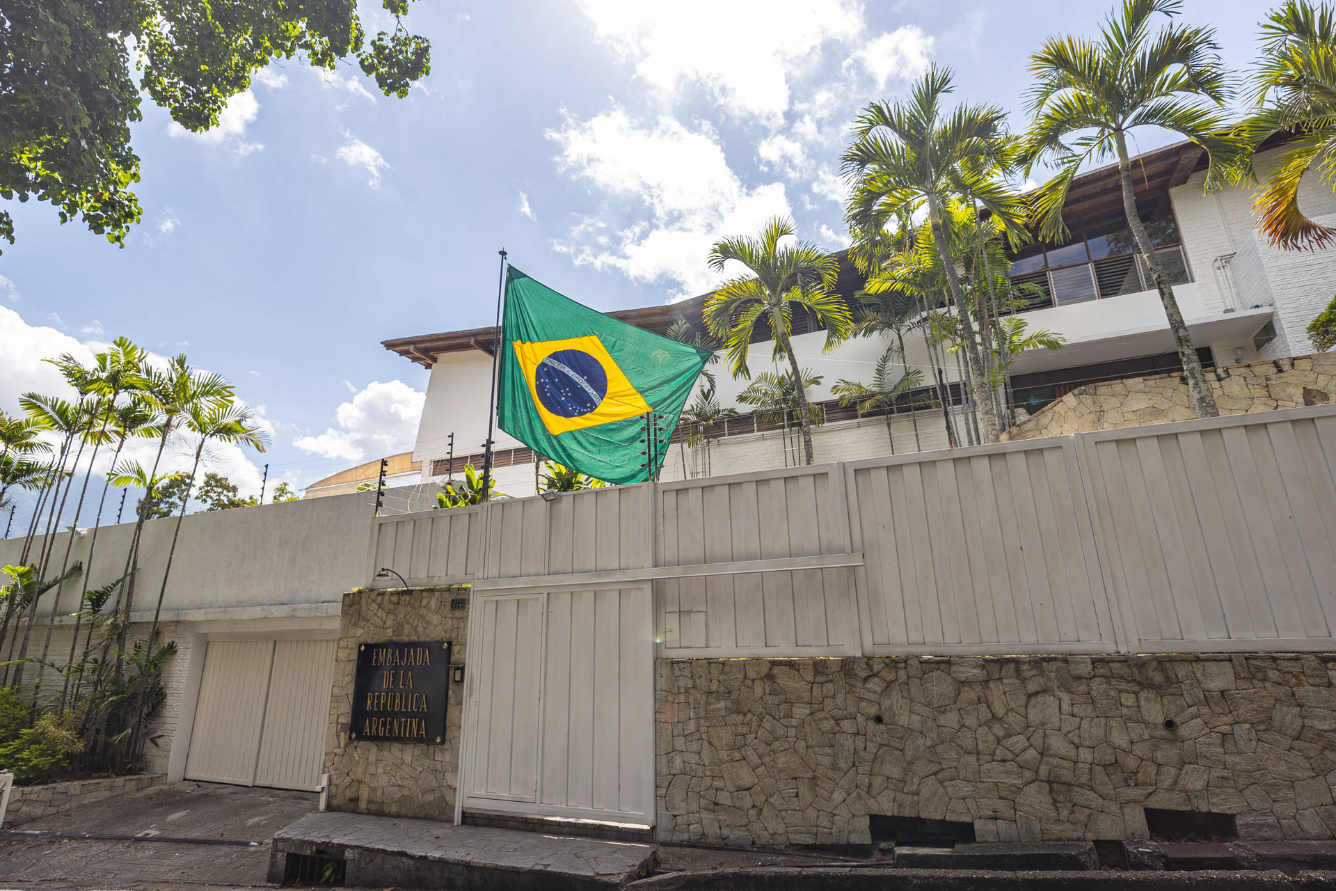 Brasil abandonará custodia de la Embajada argentina en Venezuela, según fuentes oficiales