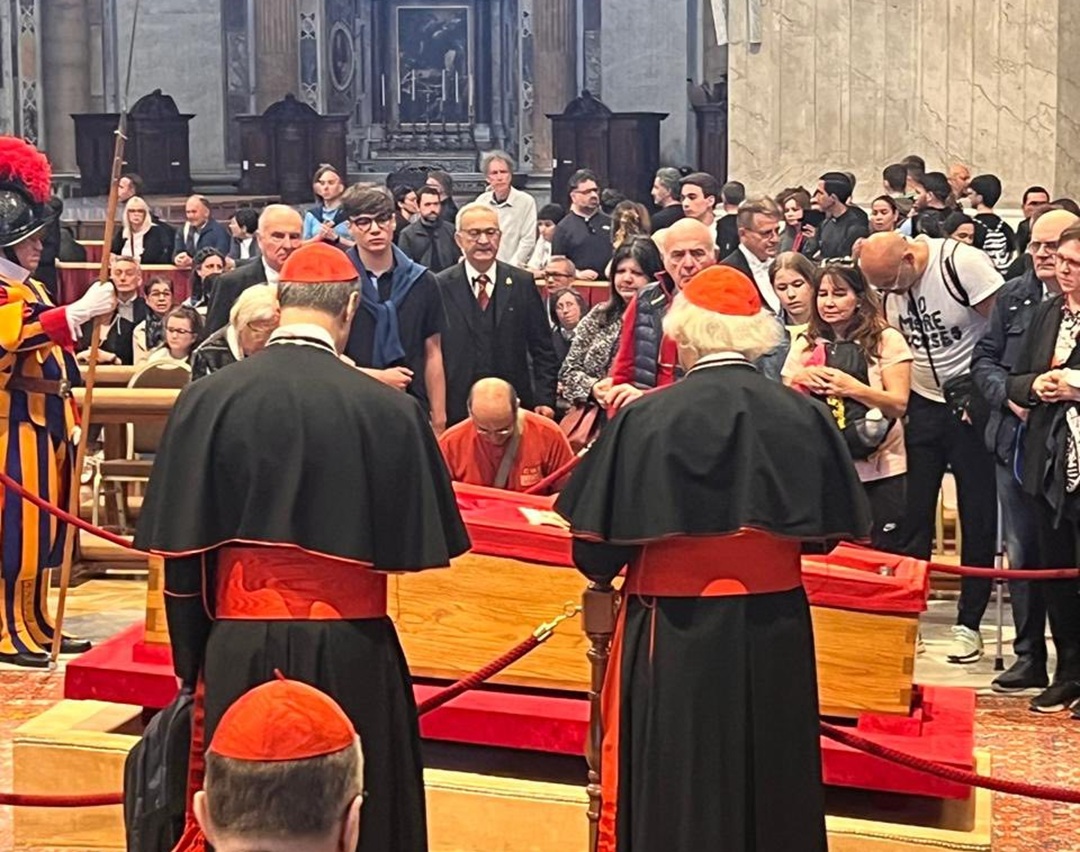 Cardenal Leopoldo Brenes ora ante el féretro del Papa Francisco en el Vaticano