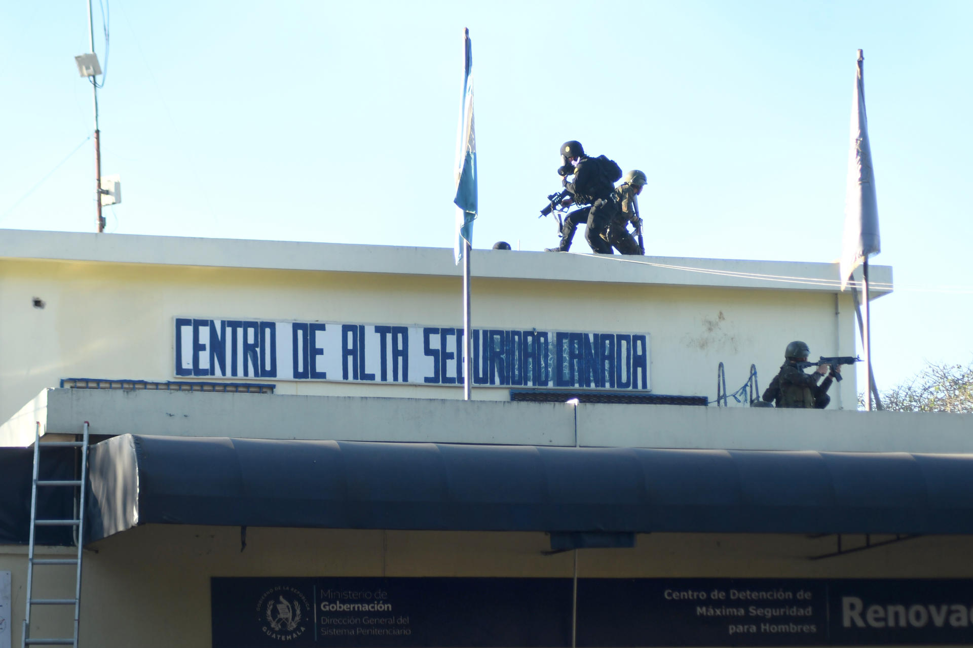 Guatemala retoma el control de cárcel de máxima seguridad y rescata a rehenes tras motín