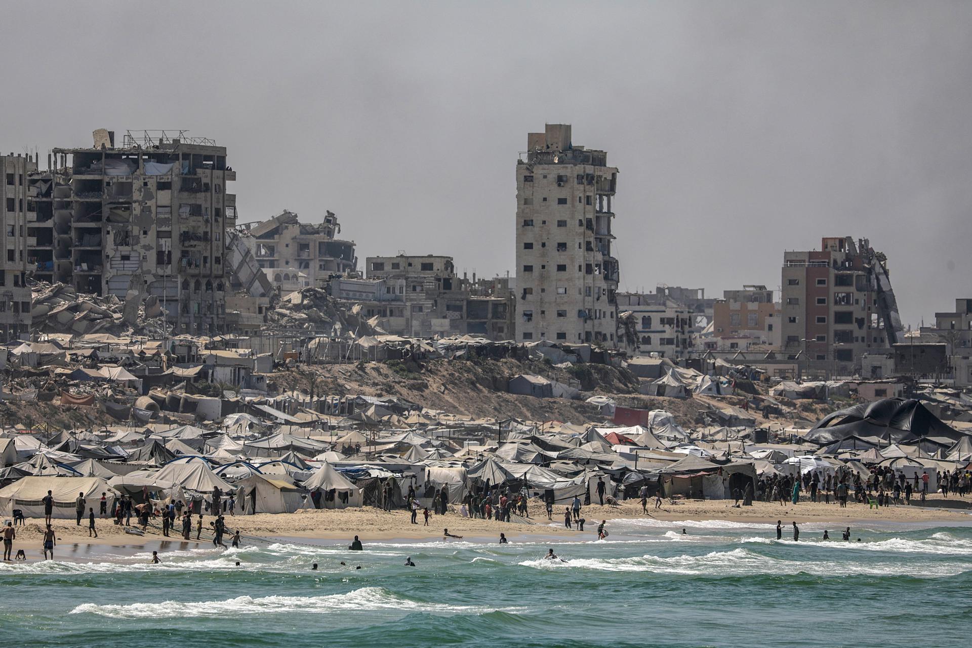 Cientos de miles de gazatíes dudan si evacuar al sur de Gaza porque «está superpoblado»