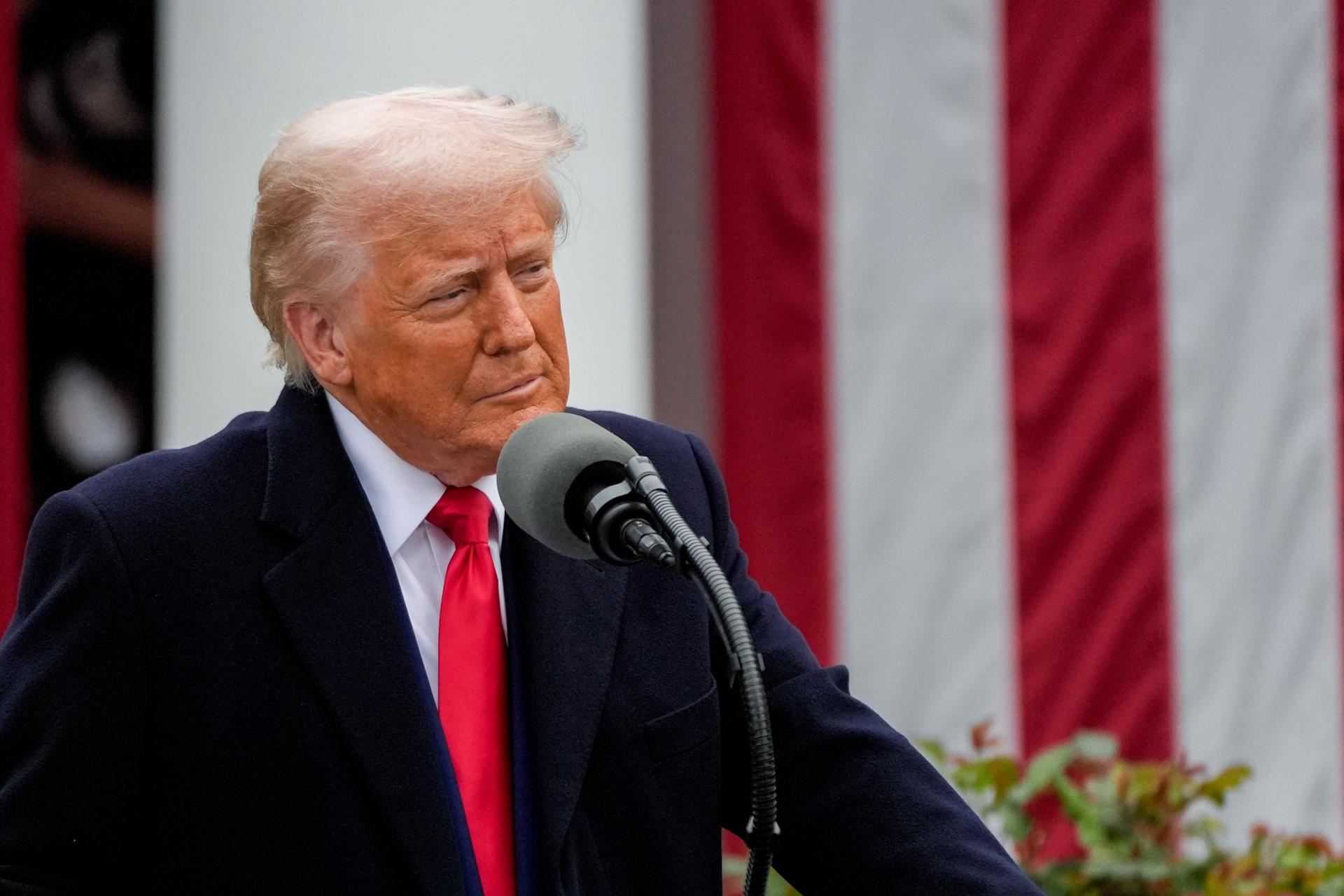 Donald Trump presenta la nueva «tarjeta dorada» para inmigrantes millonarios que lleva su imagen