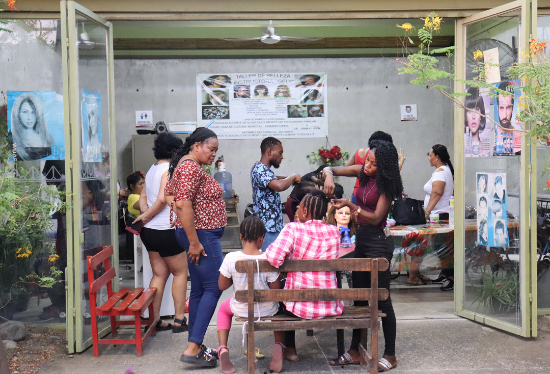Migrantes trabajan en la informalidad en México tras dejar la meta de ir a EEUU por Trump