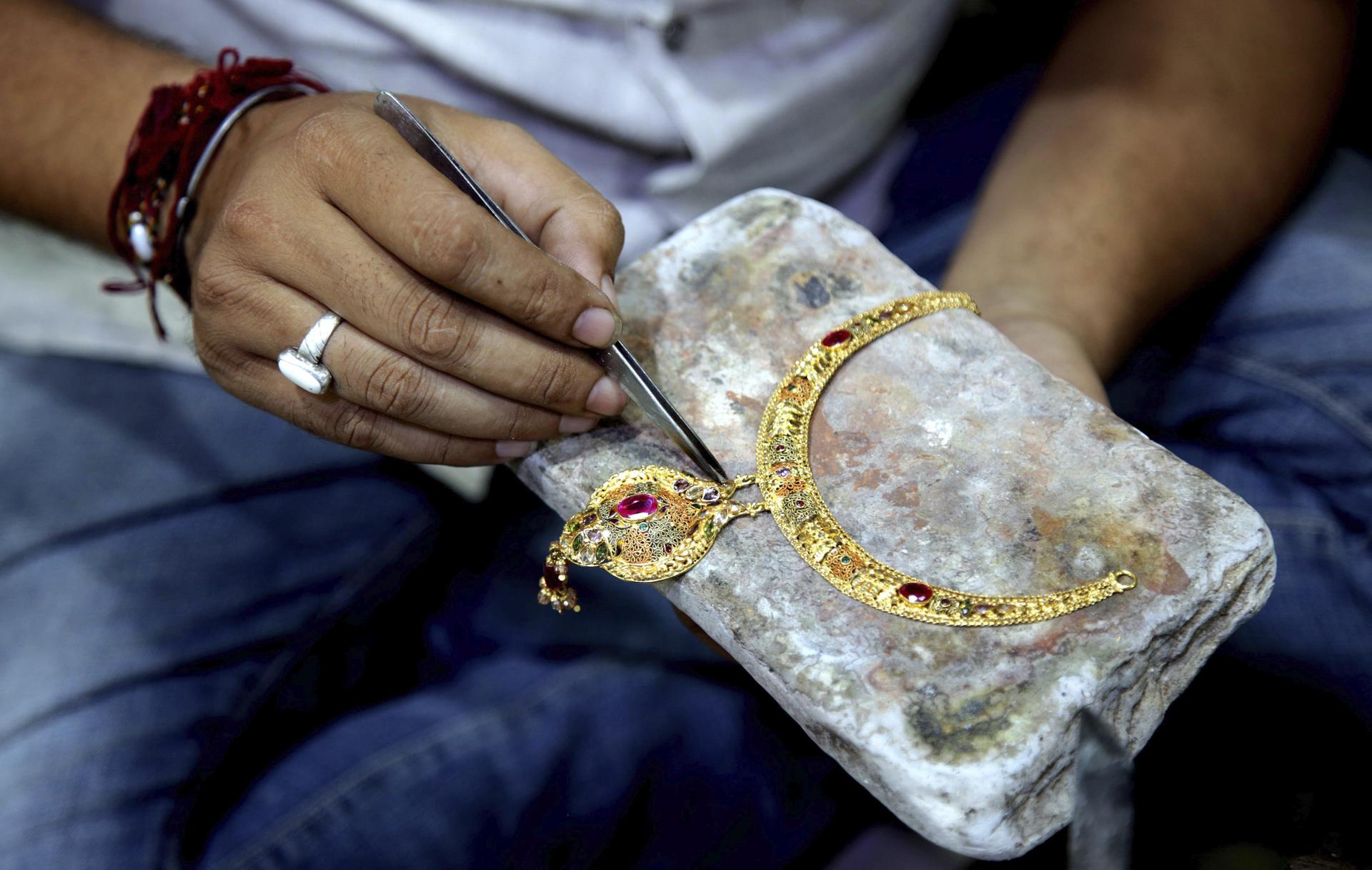 El oro sube el 2,41 % y la onza intenta alcanzar los 3.400 dólares ante tensión arancelaria