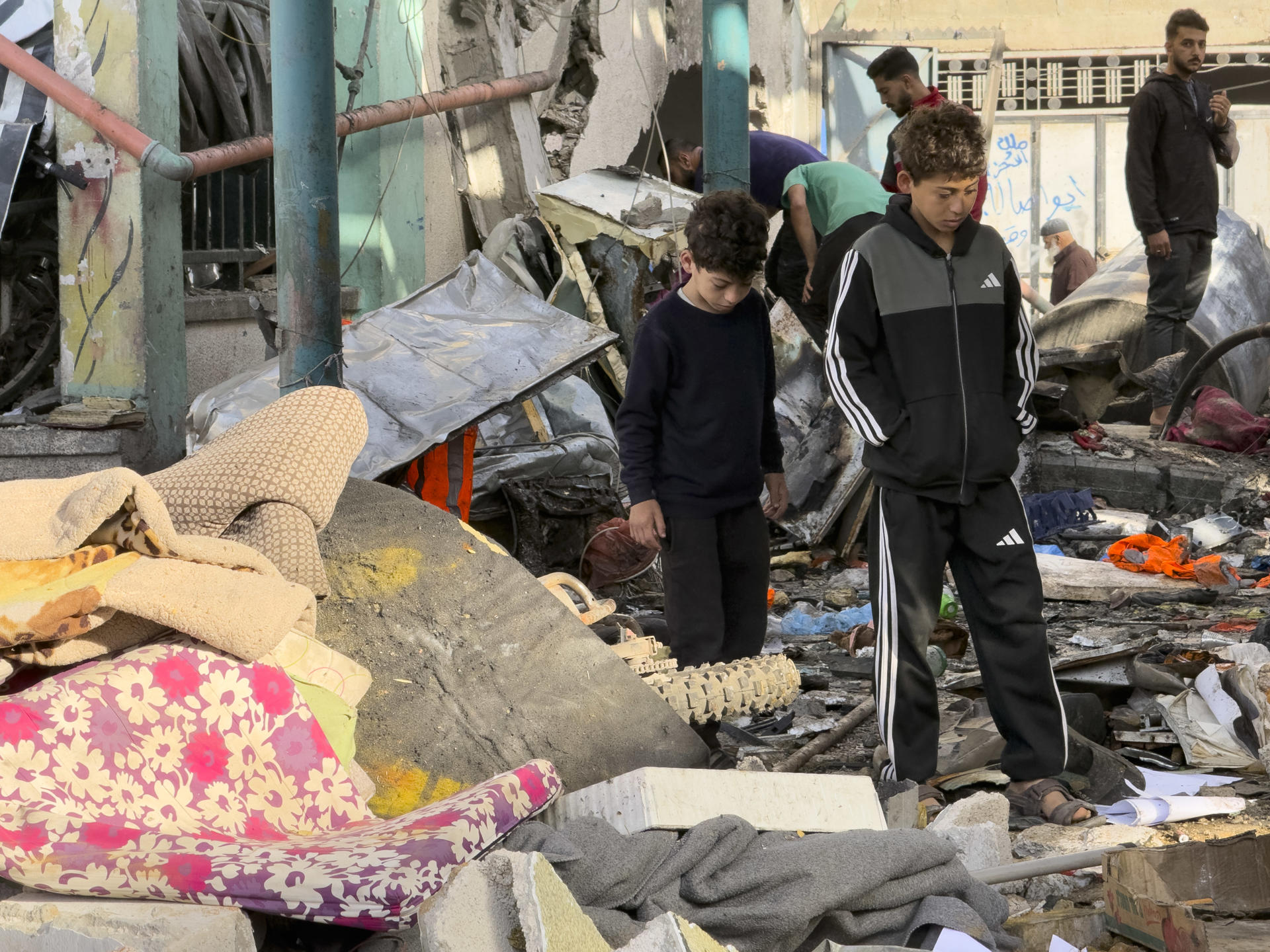 Israel ataca una escuela en Gaza: «Huí de la muerte y me encontré con una aún peor»