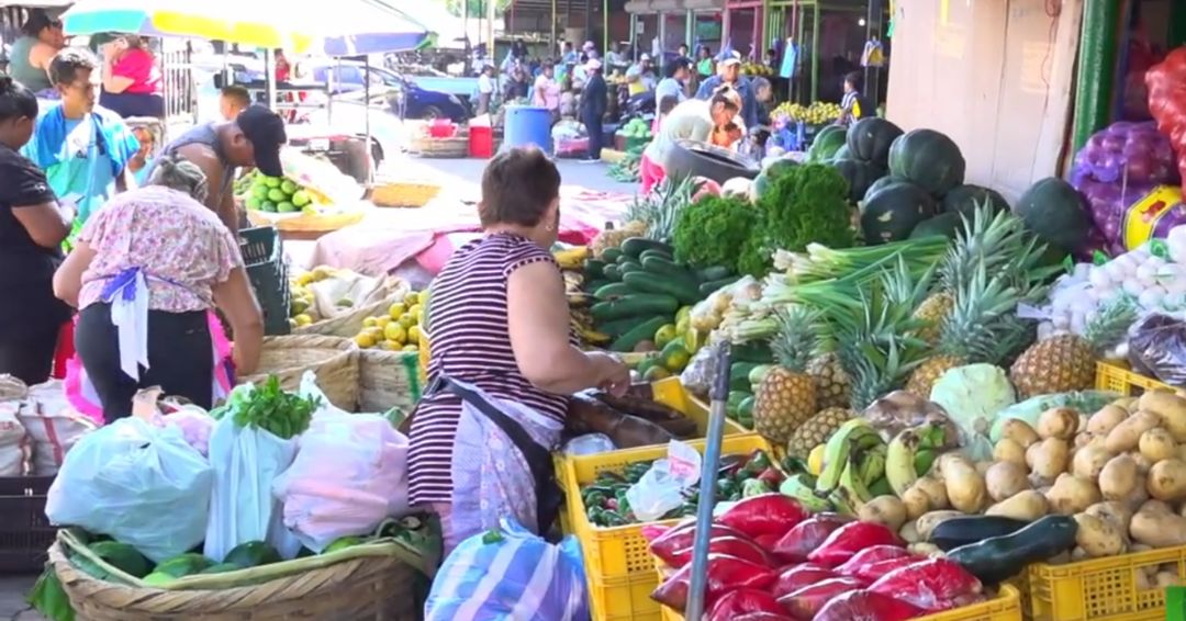 Nicaragüenses abarrotan mercados capitalinos en víspera de navidad