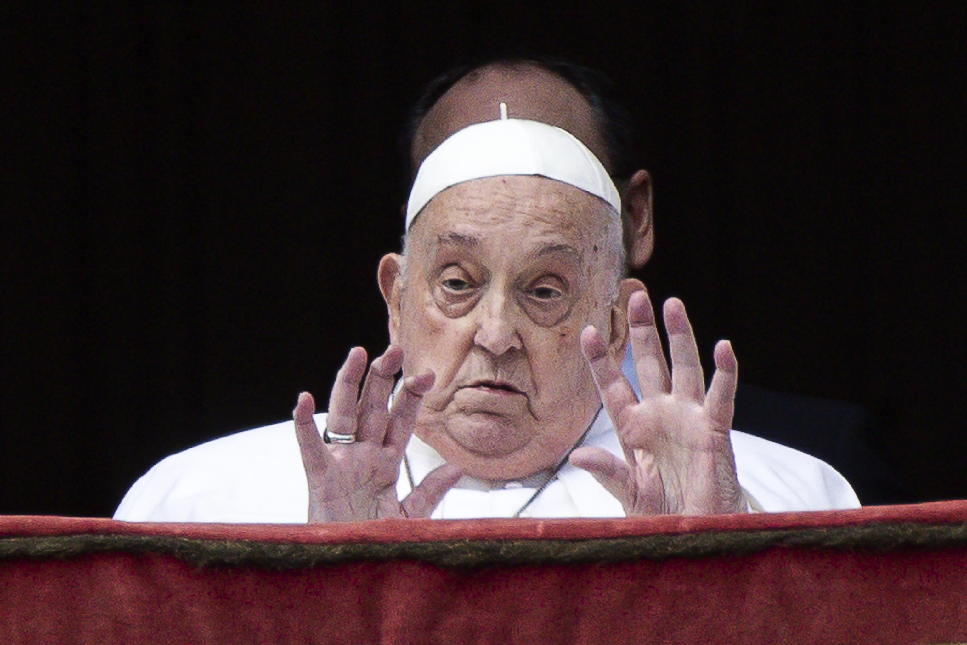 El último día de Francisco: recepción con Vance y regreso en papamóvil entre sus fieles