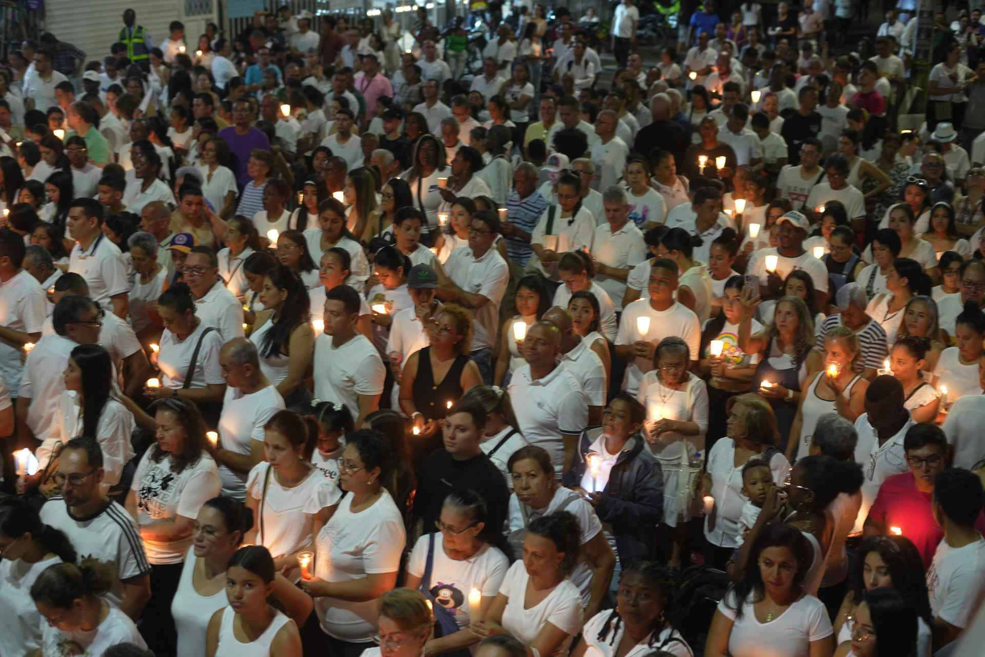 Ciudad colombiana de Cali se viste de blanco y enciende velas por víctimas del atentado