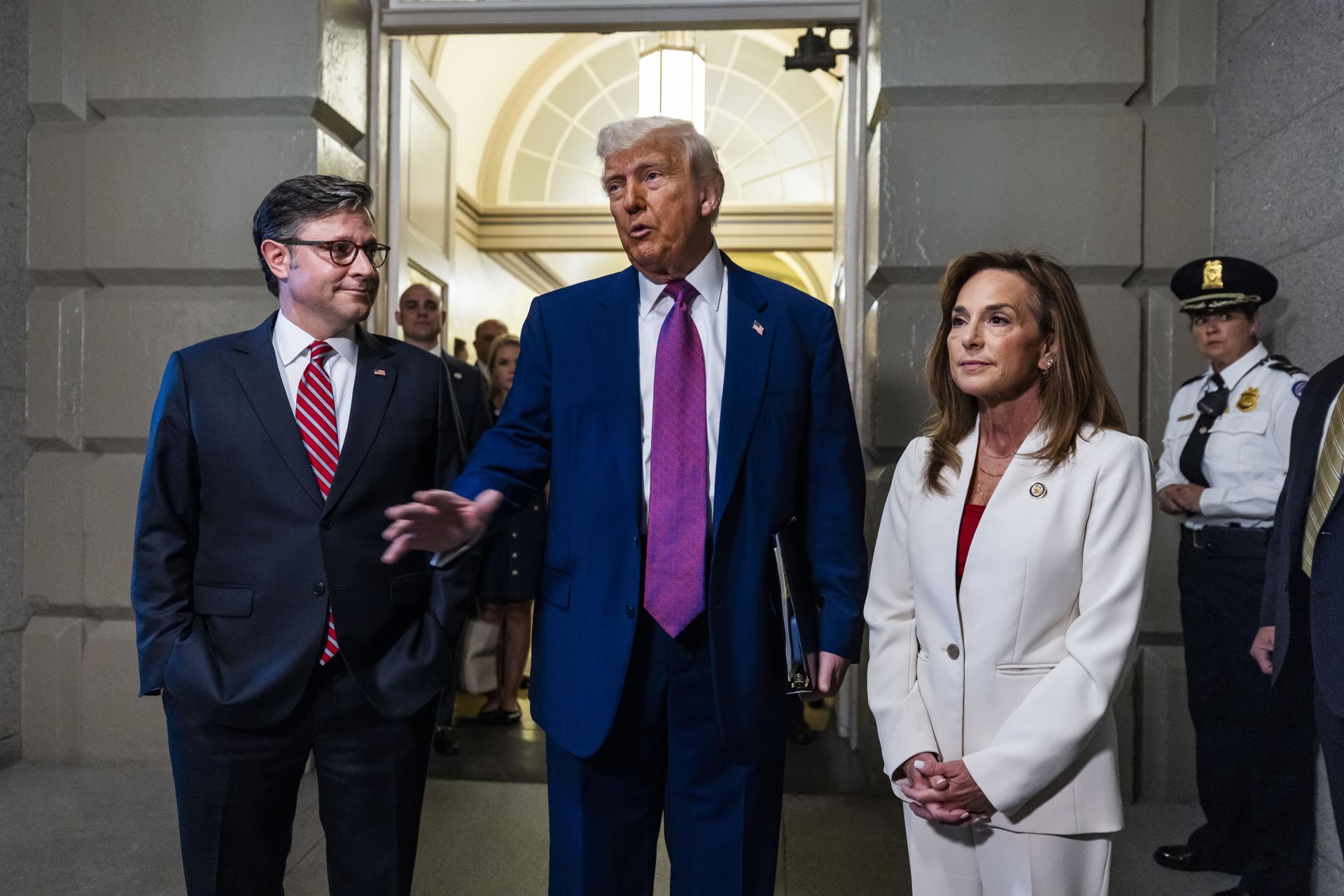 Trump va al Congreso para impulsar la unión republicana y la aprobación de su plan fiscal