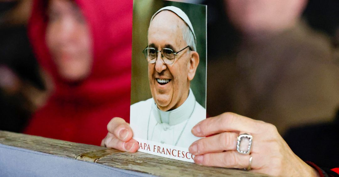 El papa se asomará este domingo desde la ventana del hospital, la primera aparición desde su ingreso