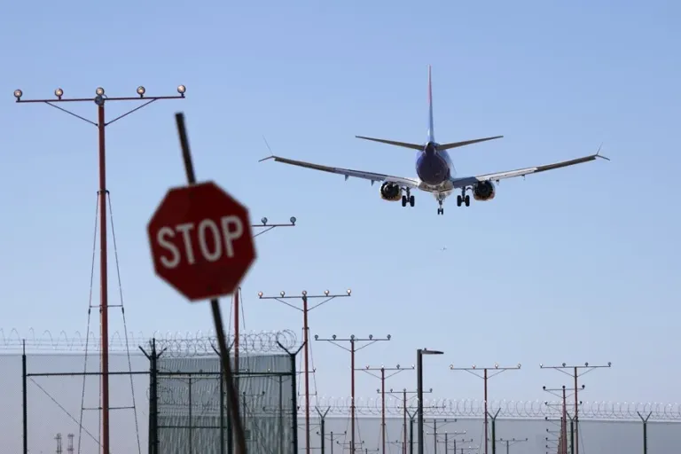 Una incursión de drones de un cartel provocó el cierre aéreo en El Paso, según autoridades