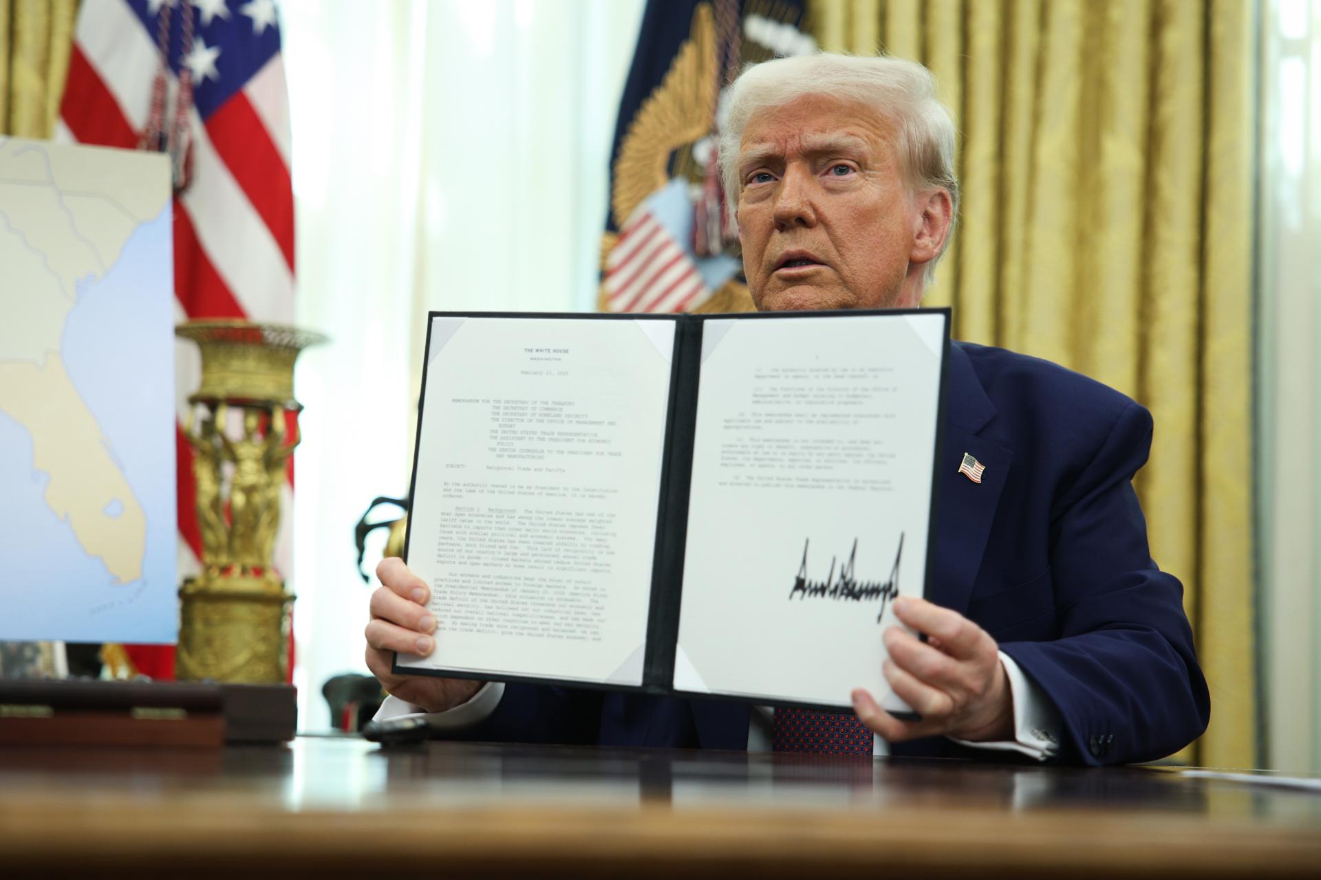 Donald Trump firma una orden para cortar los fondos a escuelas que obliguen a vacunarse anticovid