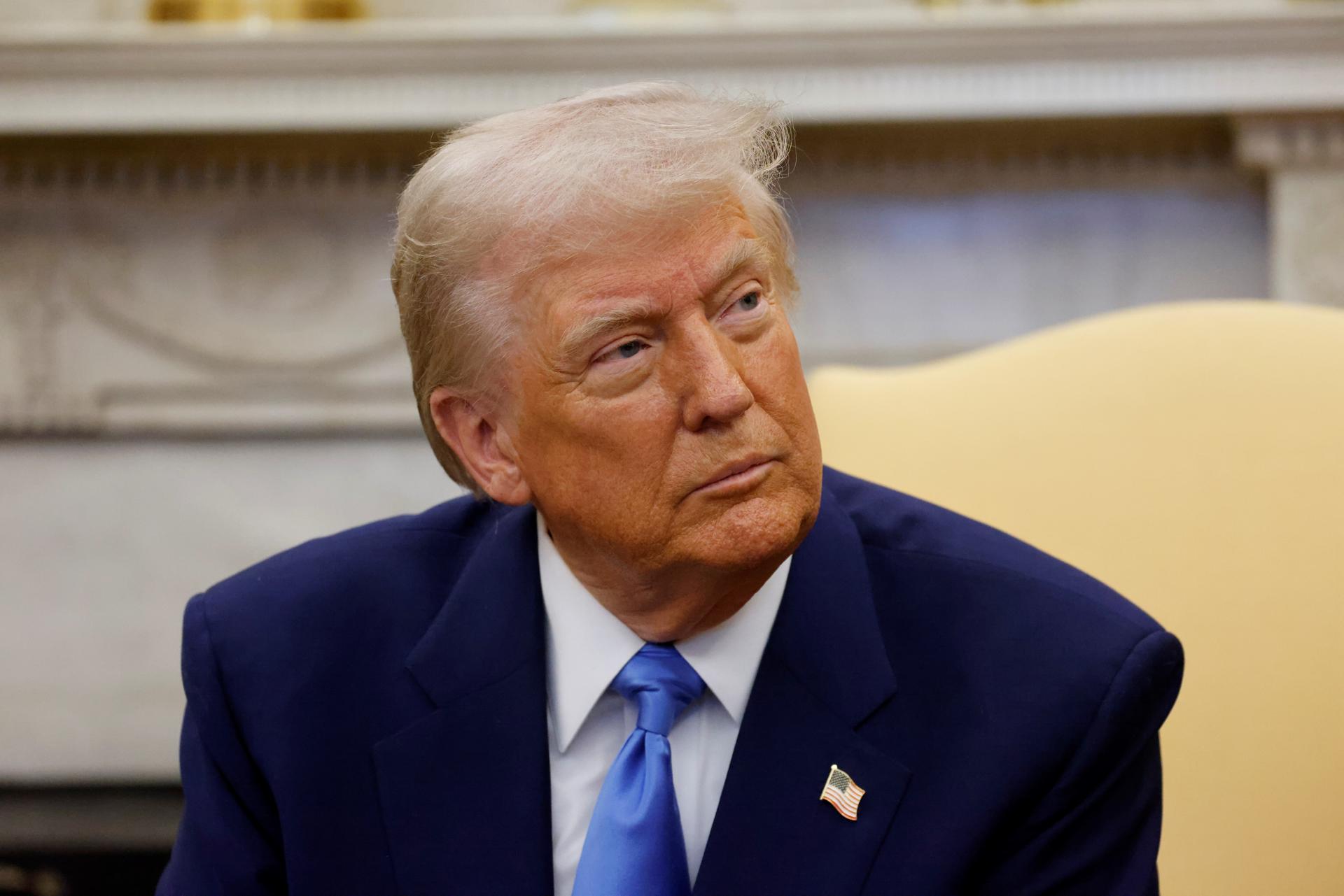 Un juez permite a Donald Trump vetar a la agencia AP, pero le pide reconsiderar su decisión