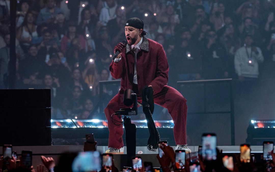 Bad Bunny cambia el micrófono por el bate