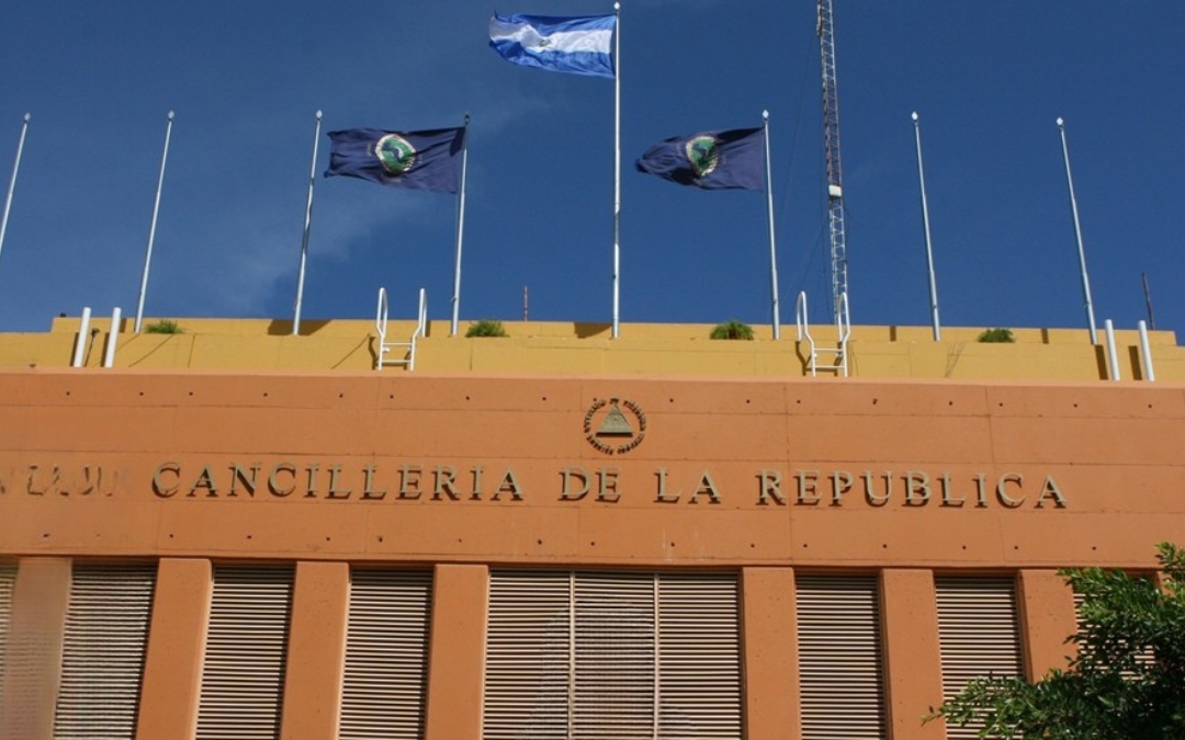 Cobran hasta C$1,500 por cupo en la fila para apostillar en Cancillería