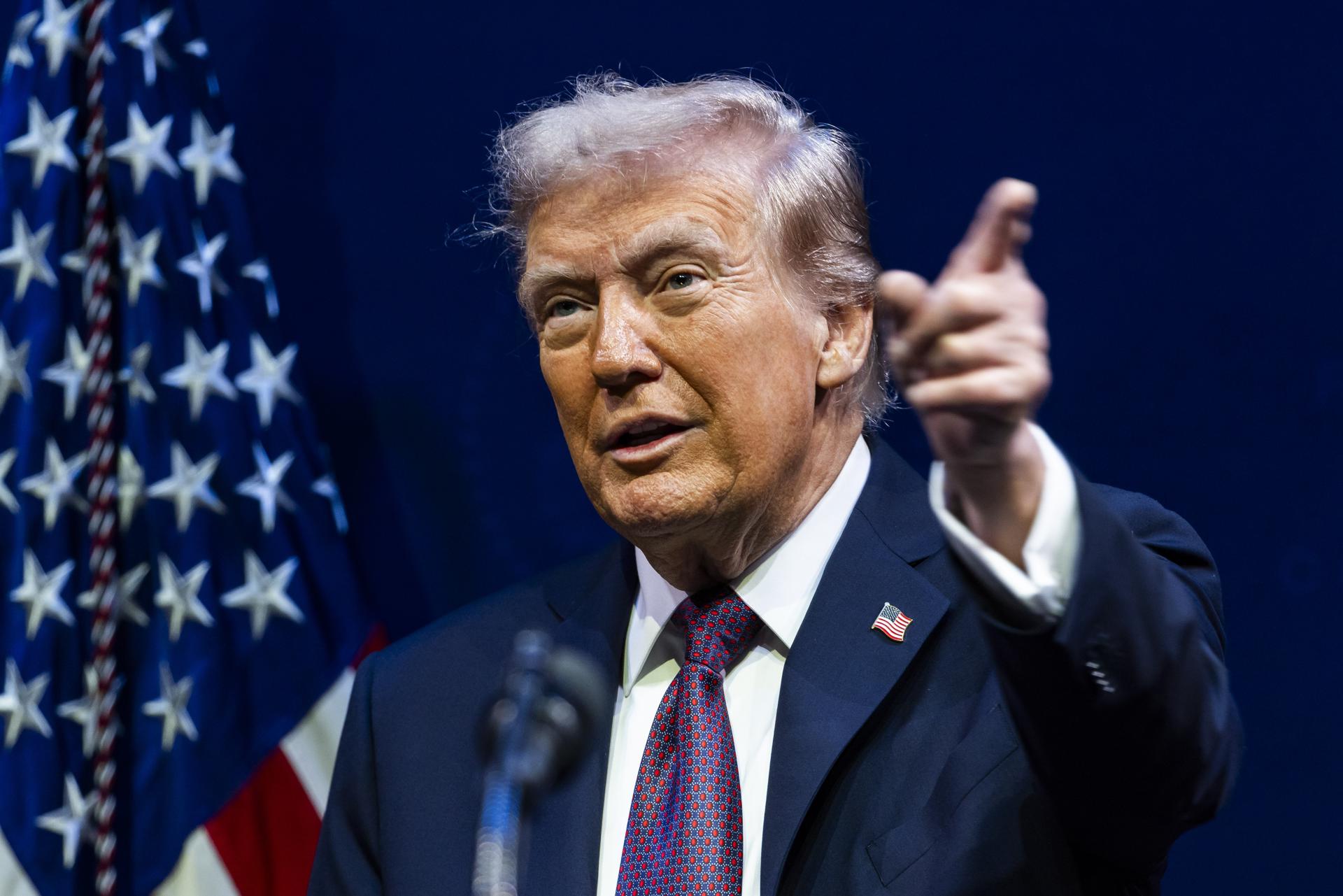 Juez suspende política de Trump que ponía fin a beneficios destinados a niños inmigrantes