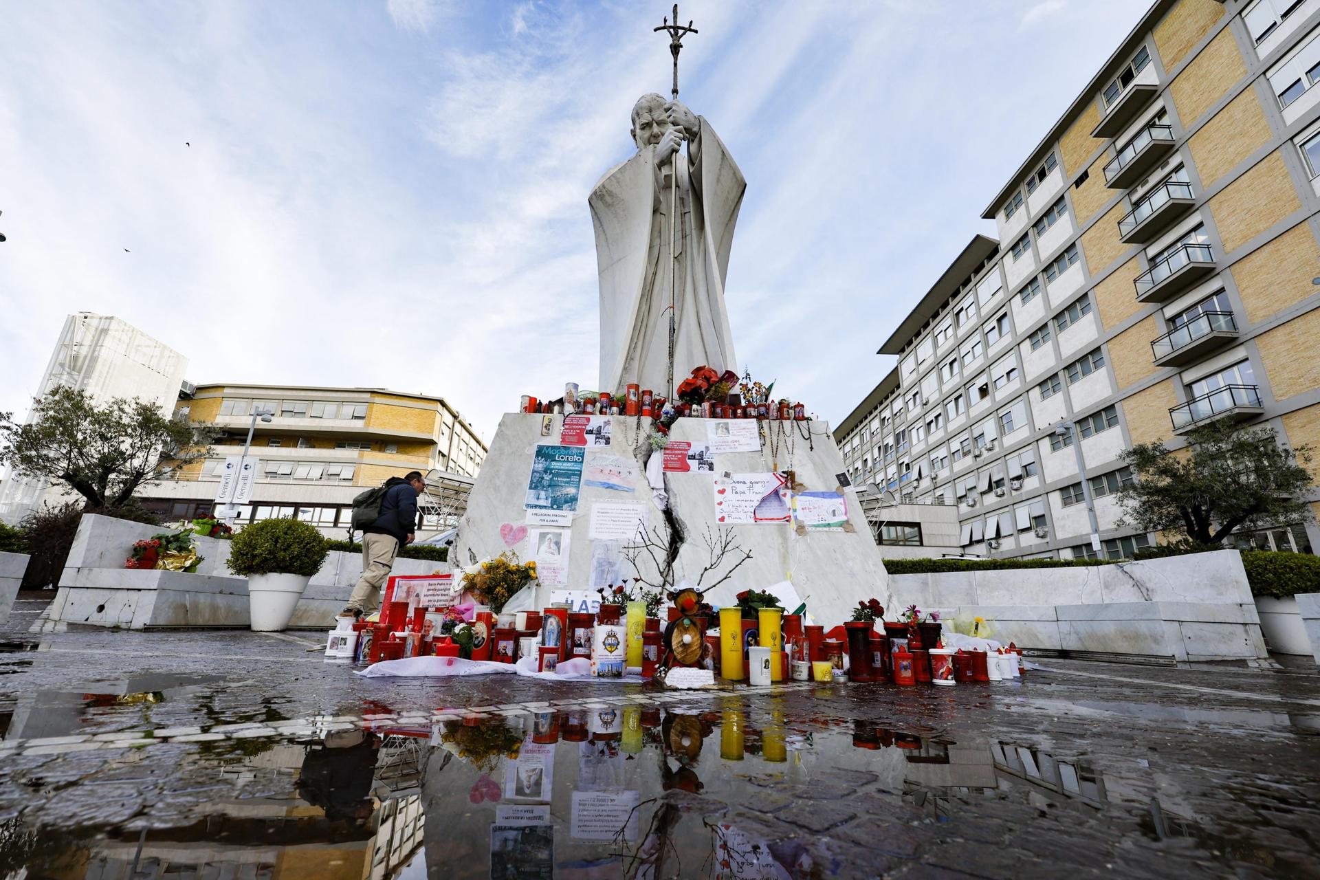 El papa continúa su tratamiento y siguió en vídeo los ejercicios espirituales