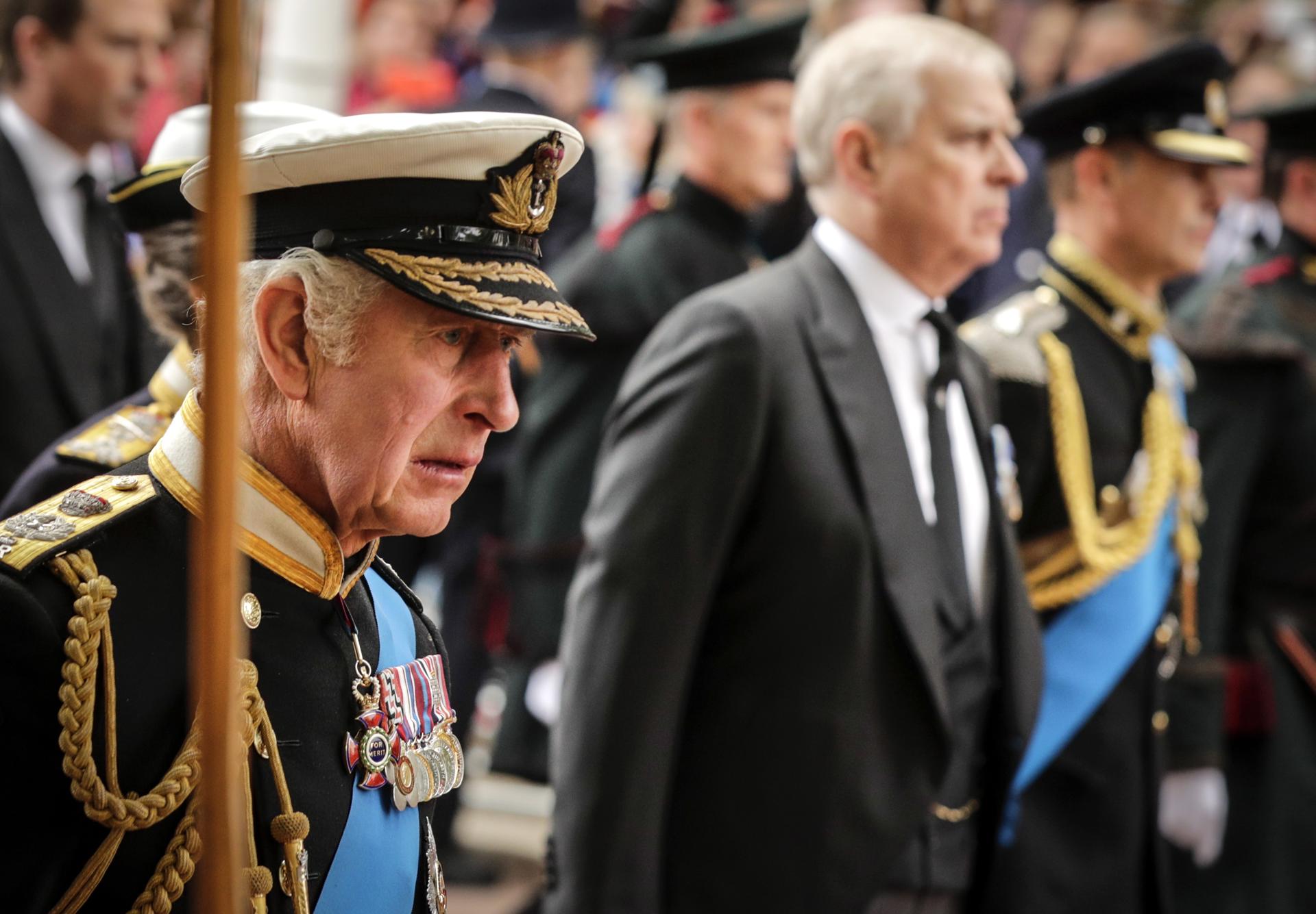 Carlos III formaliza la retirada del título de príncipe a su hermano Andrés