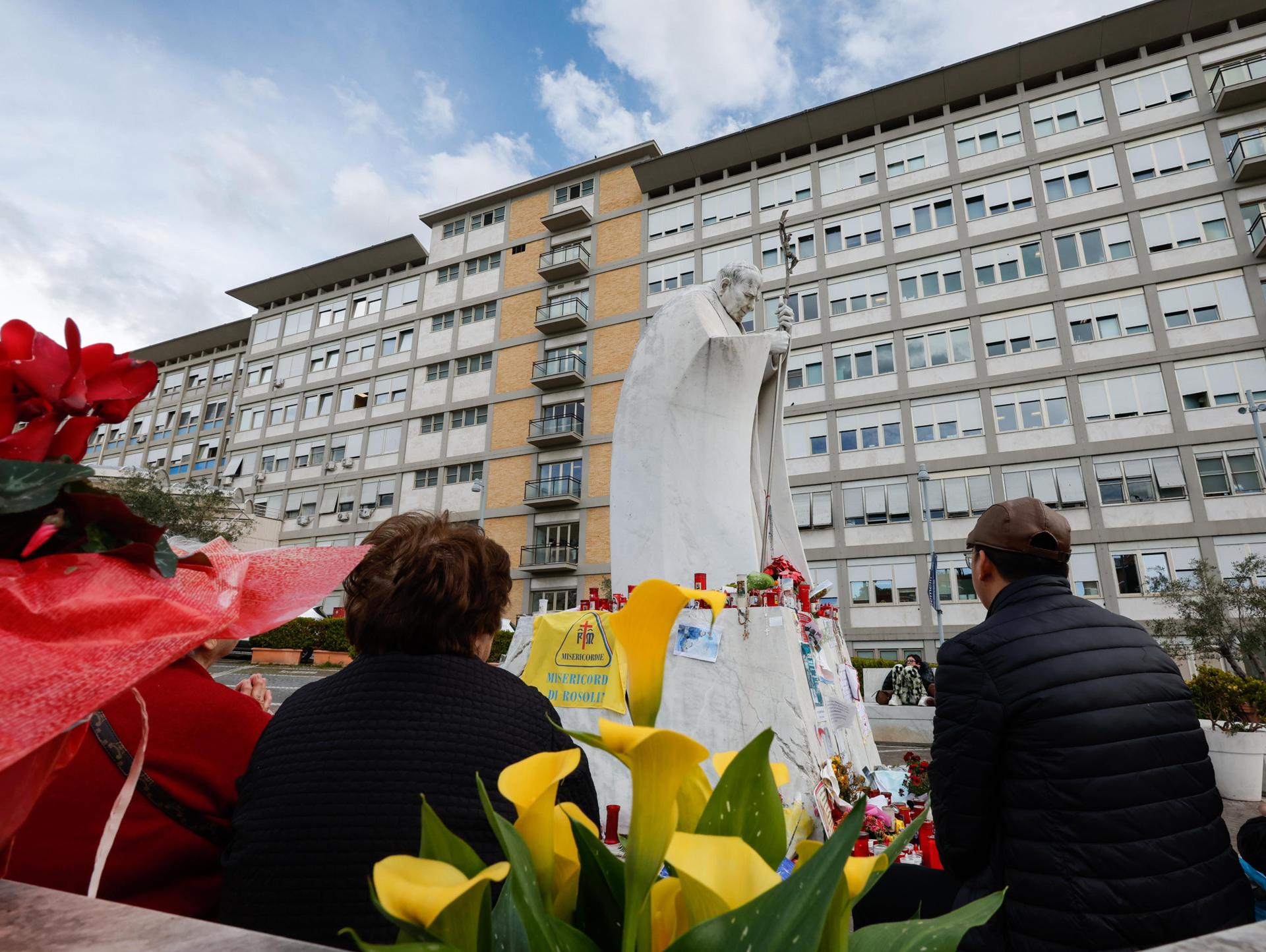 La conspiranoia y los bulos acechan también a la salud del papa