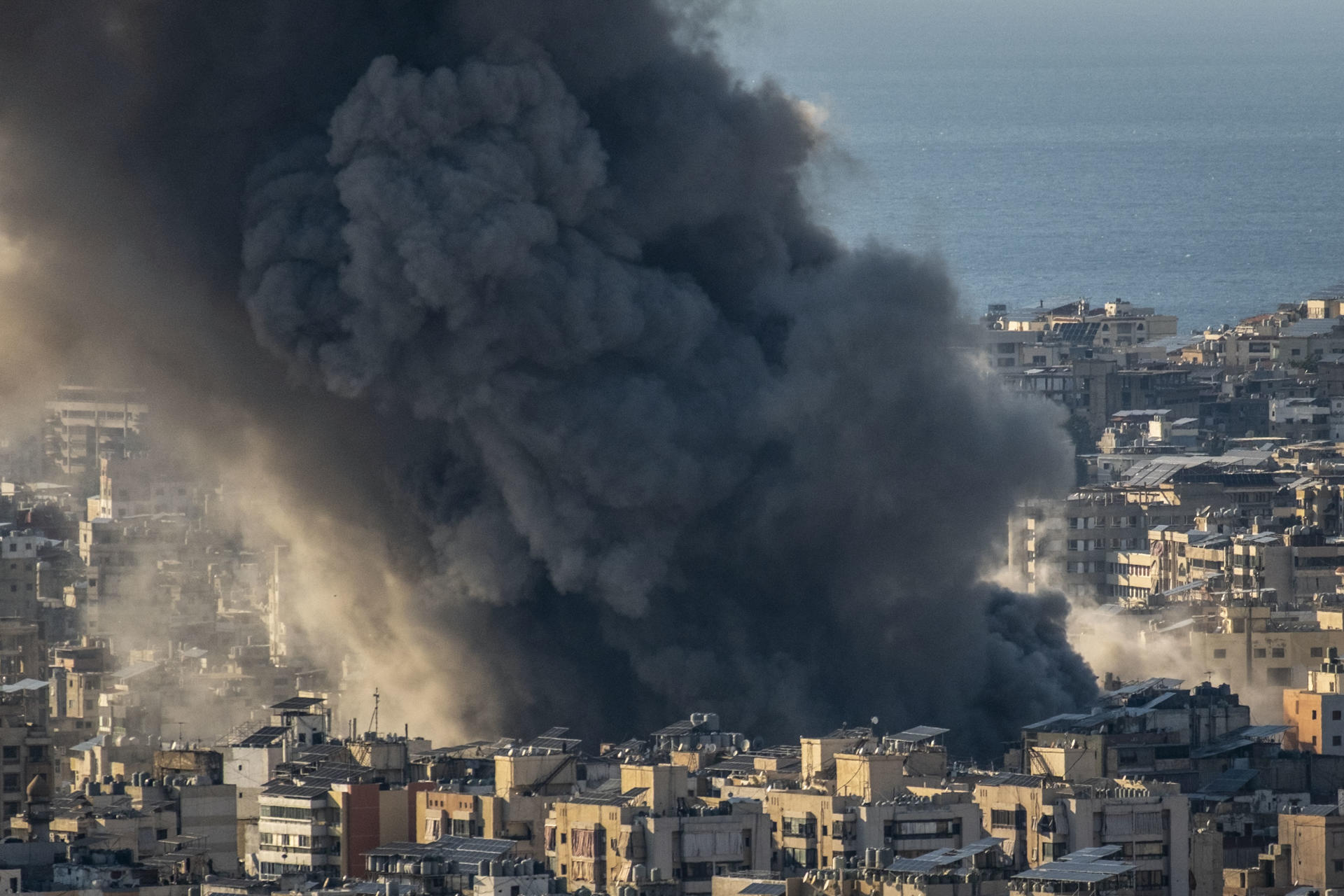 Israel sigue atacando de forma simultánea Teherán y Beirut