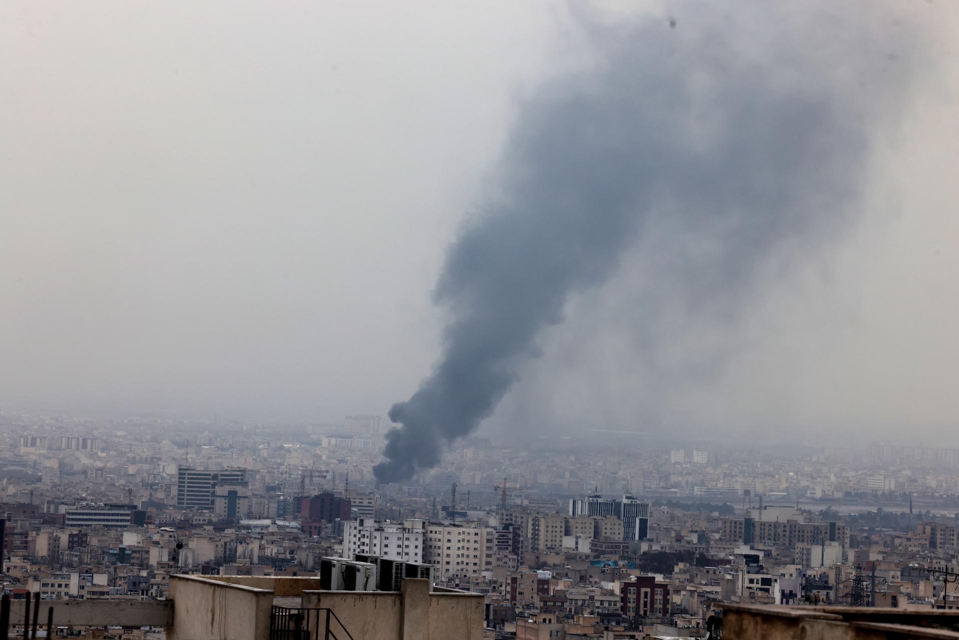 Israel lanza una nueva oleada de bombardeos contra «objetivos del régimen» en Teherán