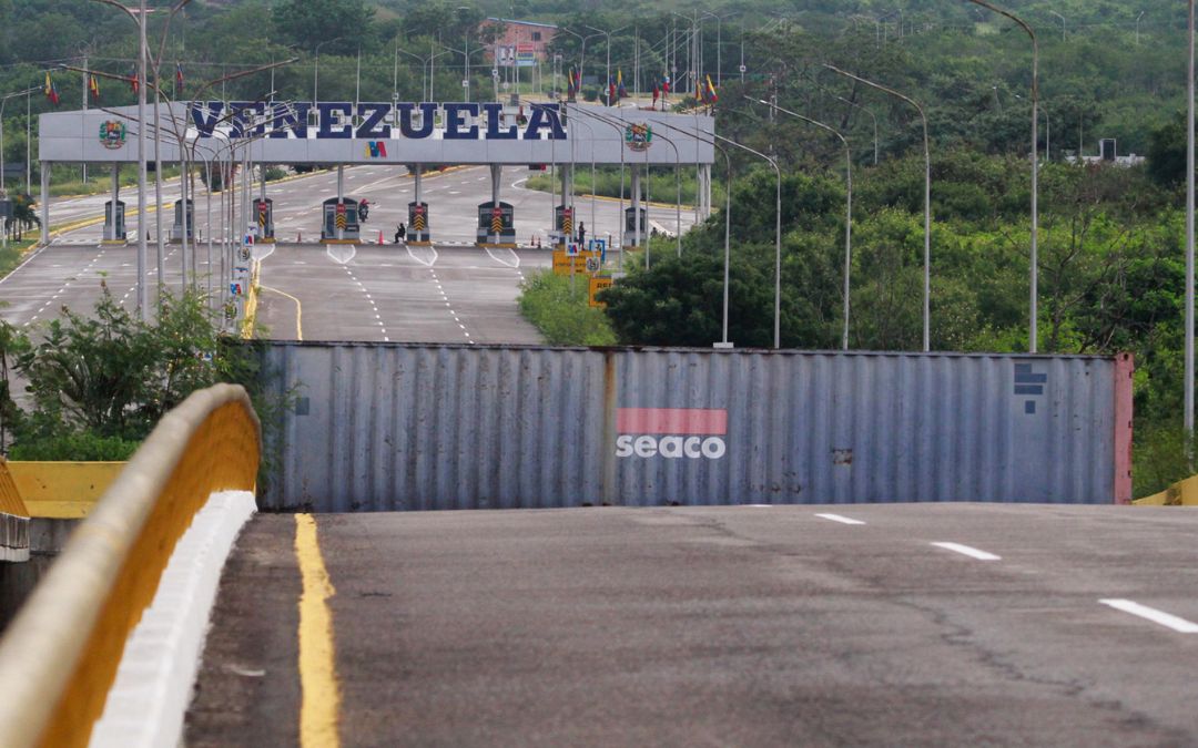 Venezuela cierra la frontera terrestre y suspende los vuelos con Colombia