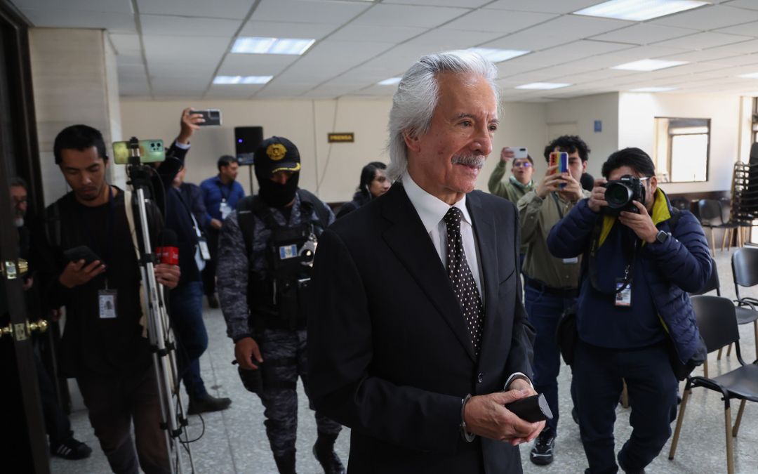 El periodista José Rubén Zamora sale de prisión tras recibir arresto domiciliario