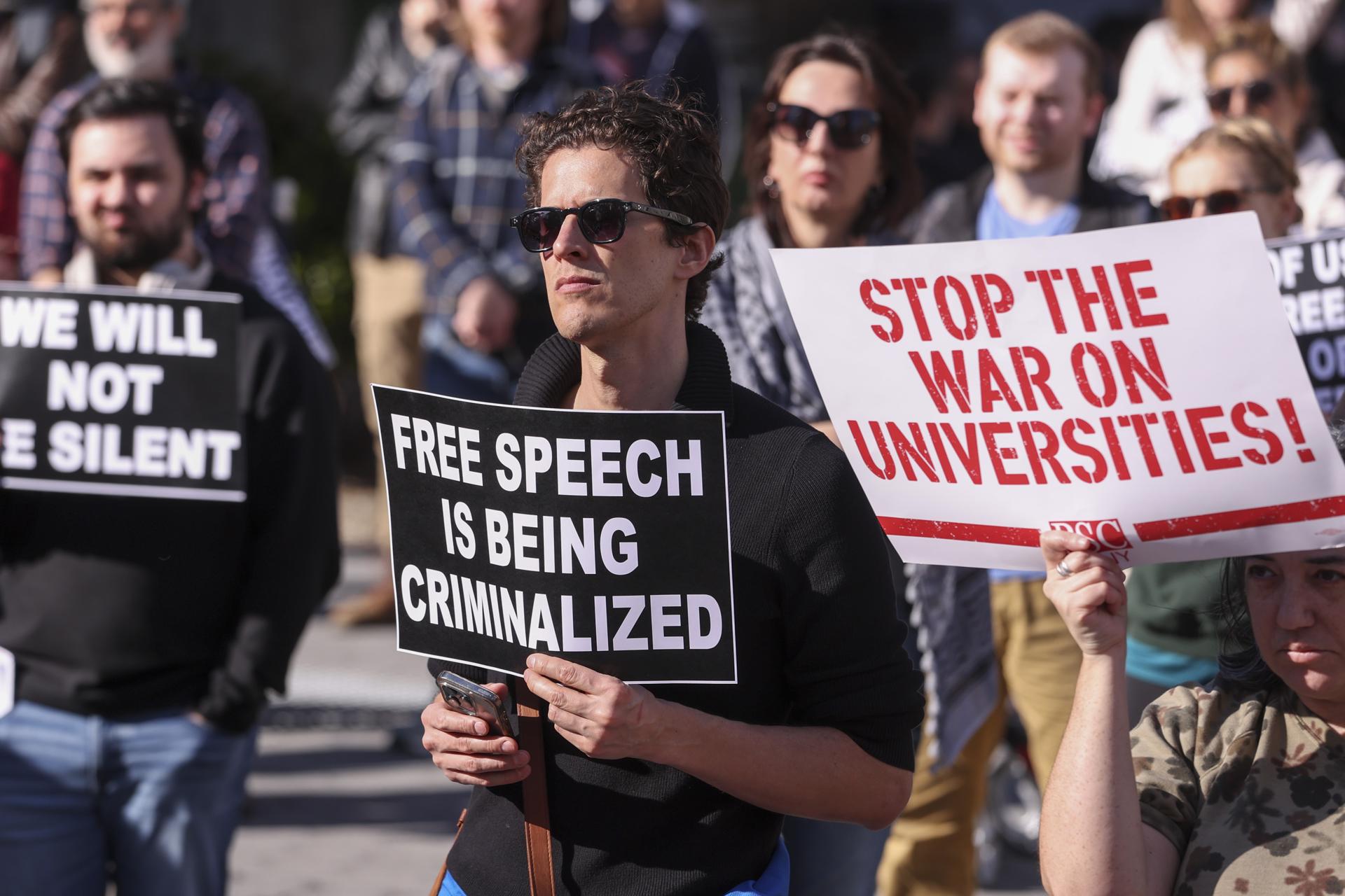 Un juez impide al Gobierno de Trump revocar las visas de los estudiantes internacionales