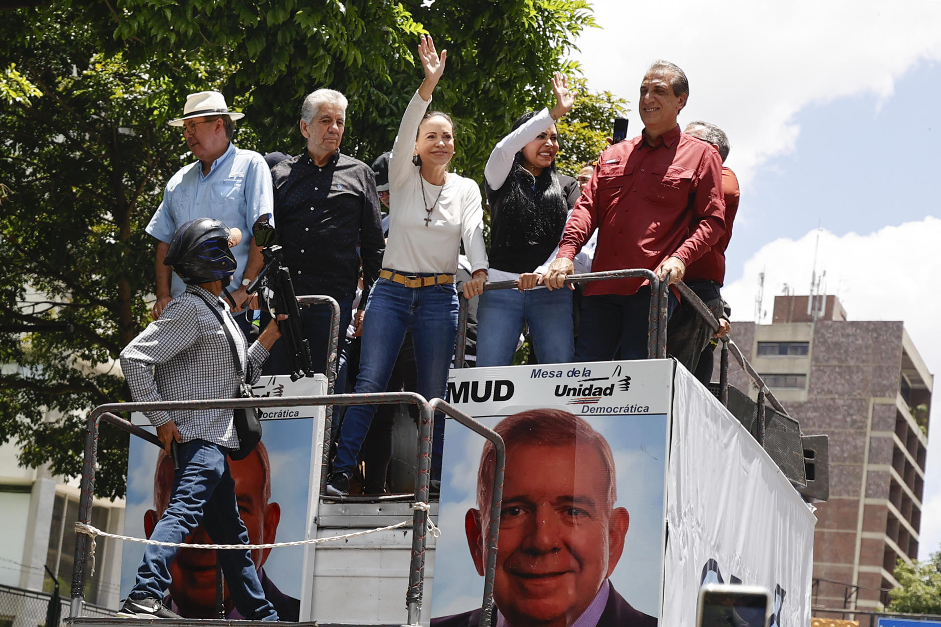 Machado dice fallo del Supremo muestra «complicidad con el fraude» y «hunde más a Maduro»
