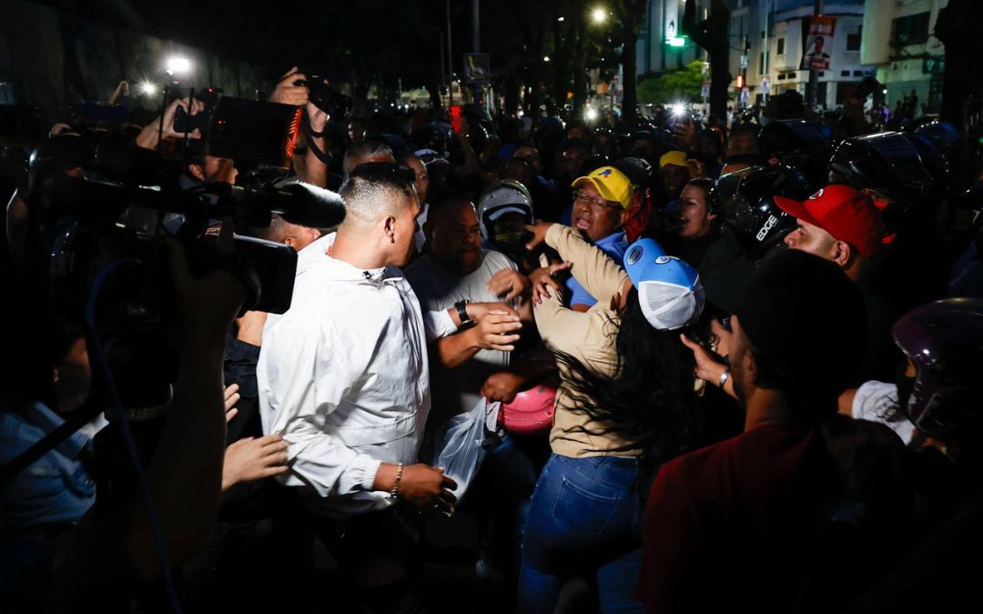 Altercados entre chavistas y opositores en centros electorales empañan la jornada