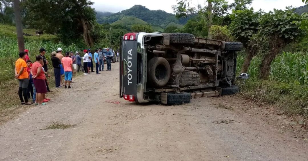 Un niño muerto y siete lesionados tras vuelco de camioneta en Jinotega