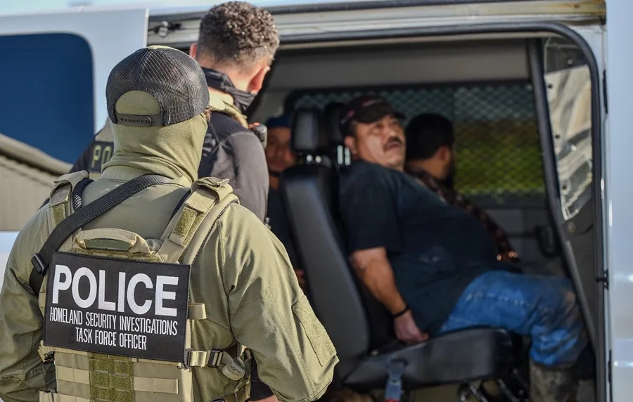 ICE detiene a 84 migrantes, incluyendo «criminales» mexicanos, en un hipódromo en Luisiana