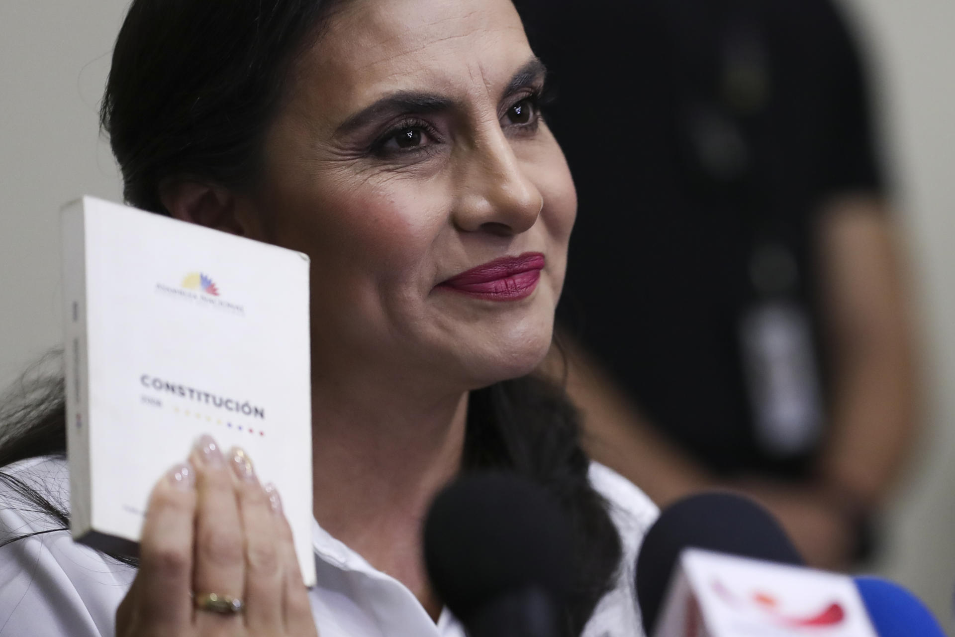La vicepresidenta electa de Ecuador alerta que en «pocas horas se consumará un golpe de Estado»