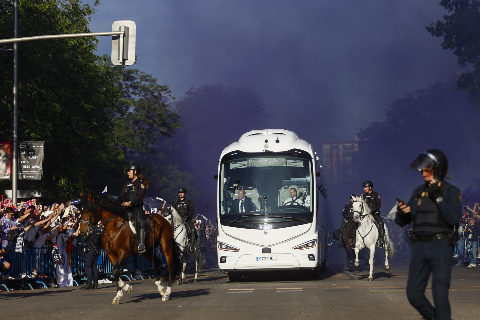Multitudinario recibimiento al Real Madrid a su llegada al Santiago Bernabéu