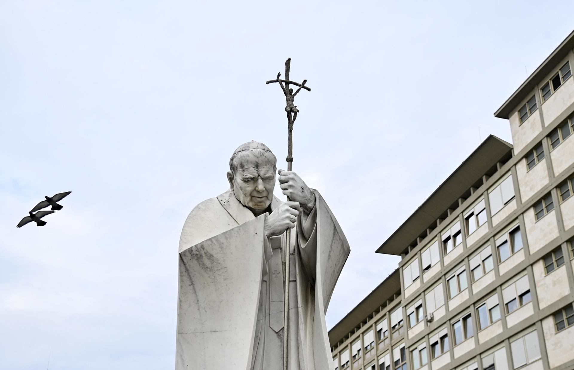 El papa agradece a médicos los cuidados en su hospitalización y a quienes asisten a los enfermos
