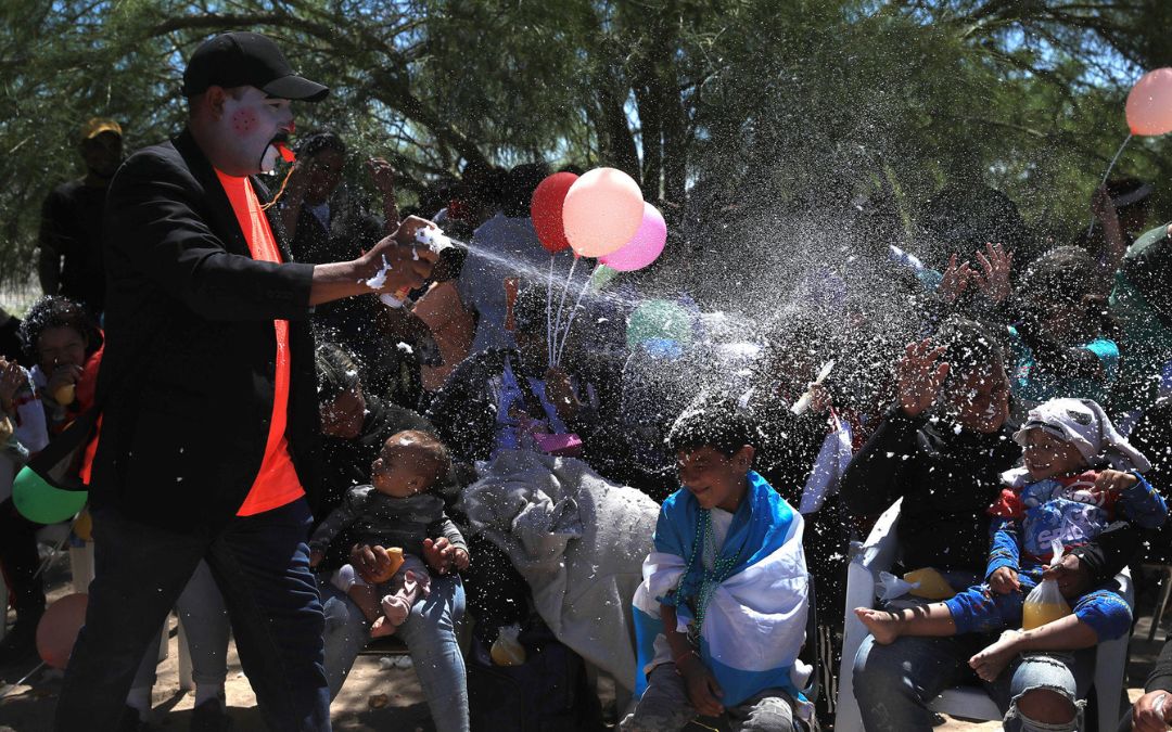 Migrantes celebran el Día del Niño en el río fronterizo de México-EEUU entre restricciones